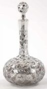 Jugendstil-Karaffe Glas/Silber, U.S.A., um 1893 Gedrückte, kugelförmige Wandung m. oktogonalem Hals.