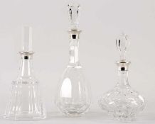 3 Karaffen Glas/Sterling Silber, Holland, Ende 20.Jh. Variier. Formen m. Stopfen u. Silberkragen.