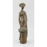Stuwe, Edith (Nottuln 1931 - 1986 Beckum) Figur "Blumenfrau", Bronze gegossen und patiniert,