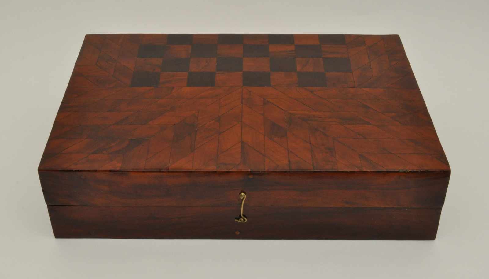 Backgammon - Spielschatulle, Mitte 19. Jh., Olivenholz, teilweise ebonisiert, aufklappbar,