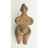 Idol - Figur, Terracotta mit rötlicher Bemalung, wohl Hacilar, 5000 vor Chr., Höhe 16,5 cm, 3