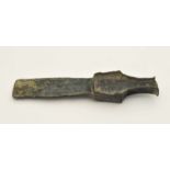 Fragment eines Dolches, Luristan, 1000 vor Chr., Bronze, Griff und Klinge nur hälftig vorhanden,