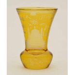 Logenglas, bernsteinfarben, aufwendiger Schliff mit typischer Freimaurersymbolik, Höhe 11,0 cm