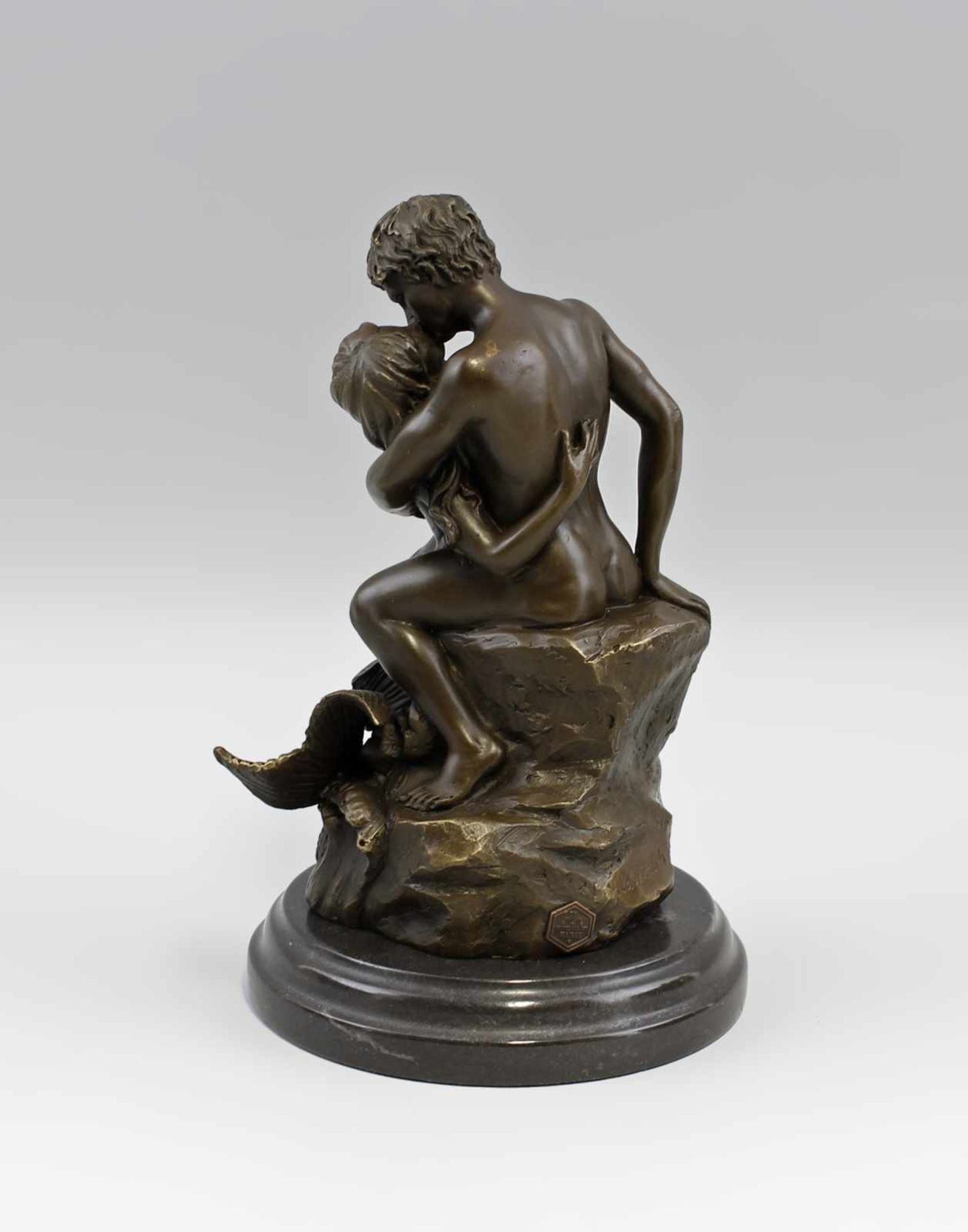 Aldo Vitaleh, Bronze Küssende Mann und Meerjungfrau. Bronze, brüniert, sign. "Aldo Vitaleh", - Bild 3 aus 4