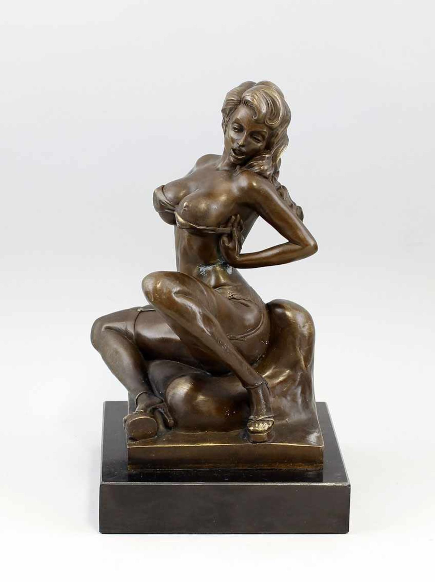 Zach, B., Frauenakt in erotischer Pose . Bronze, signiert "B.Zach", 21.Jh., detailgetreue Ausformung - Bild 2 aus 4
