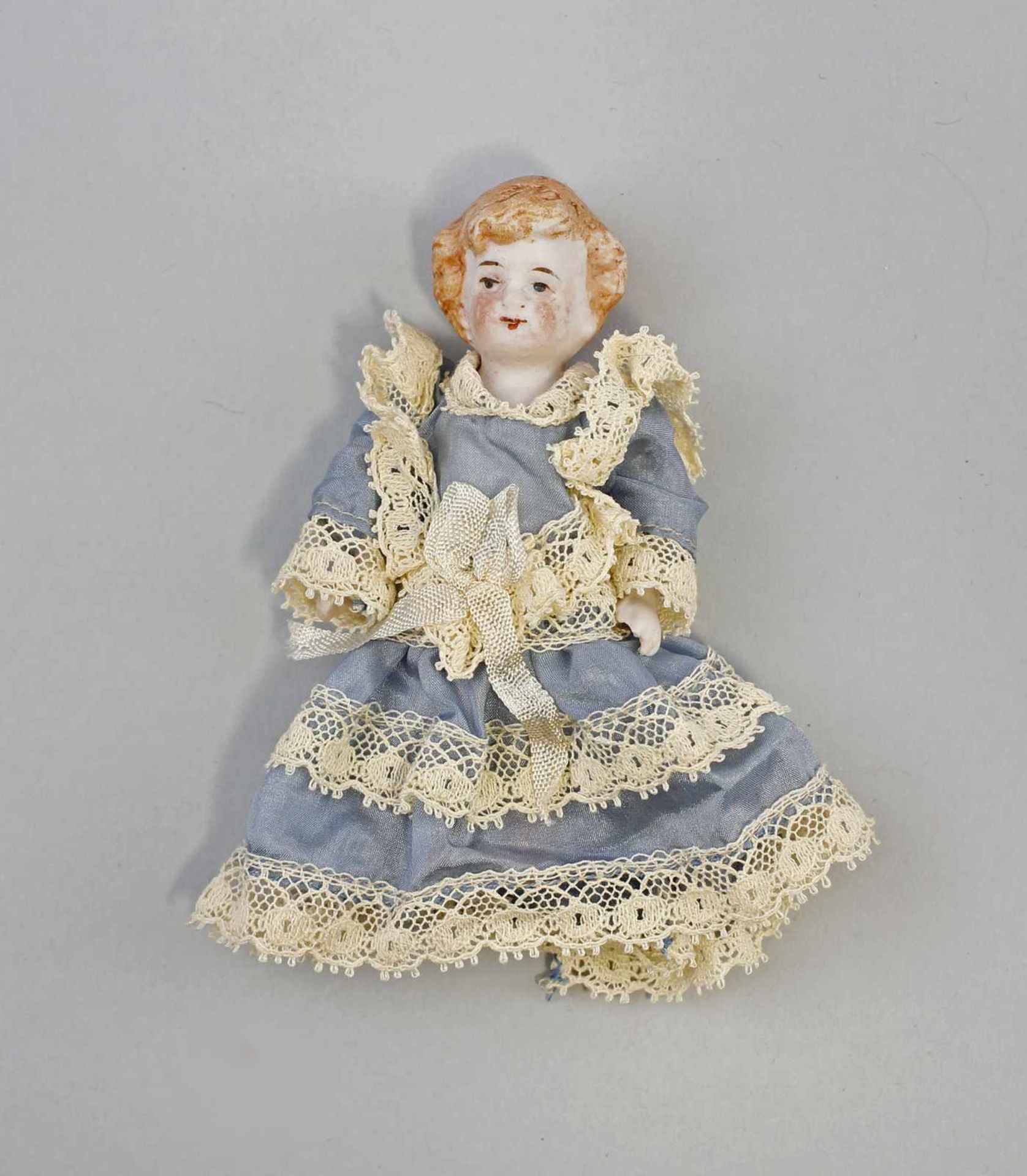 Ganz-Bisk.-Porz.-Puppenstubenpuppe um 1900, mit rötlichem anmod. Haar, rosa getönte Wangen, Arme und