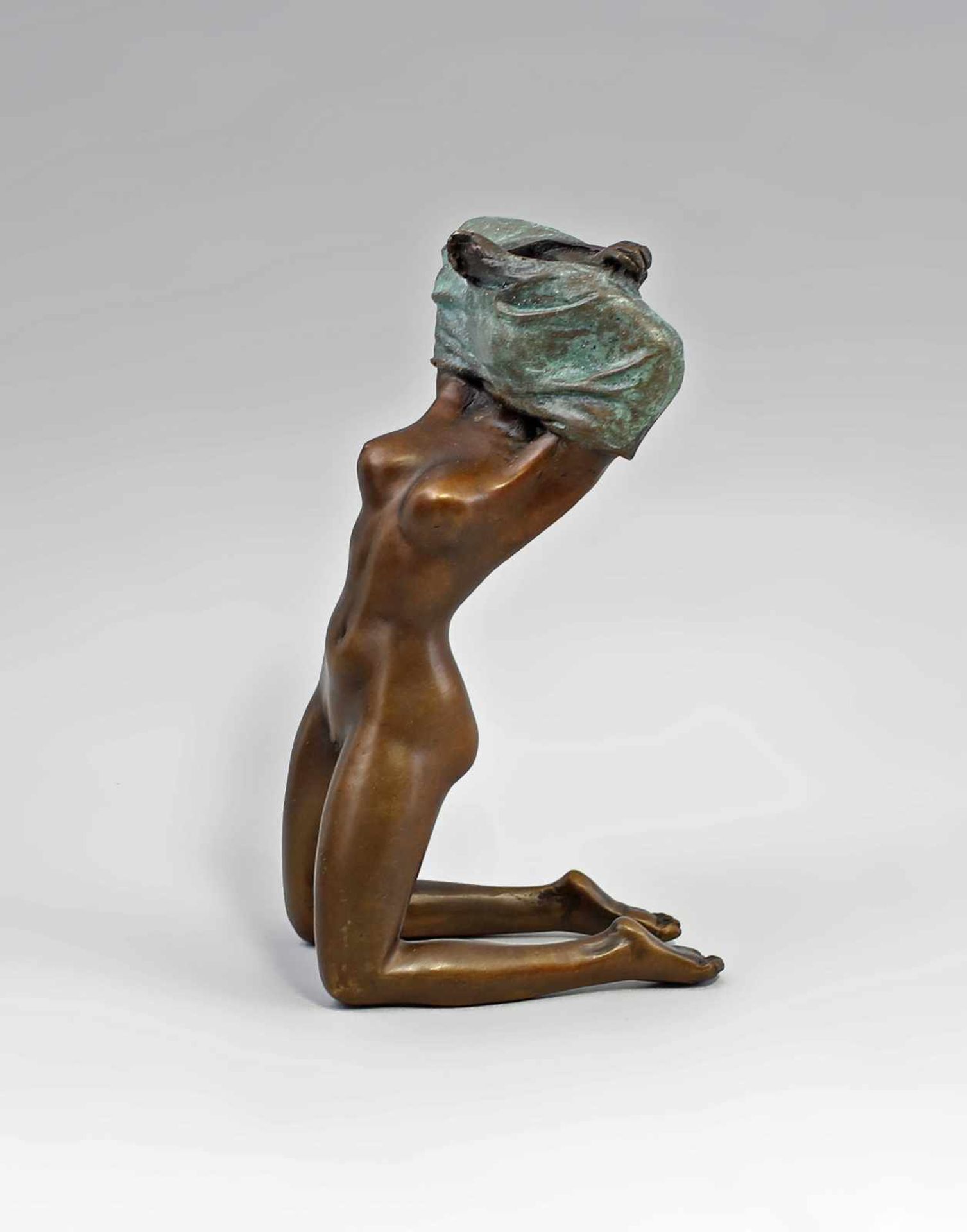Bronze-Skulptur einer sich entkleidenden Frau 2. H. 20. Jh., Bronze, brüniert und teils grün - Bild 2 aus 4
