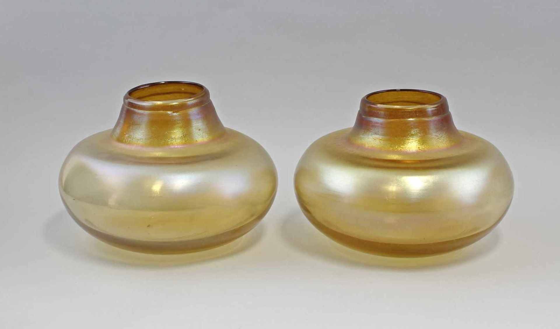 Irisiertes Vasen-Paar: dickes Myra-Glas, plangeschliffener Boden, gedrückter, kugelförmiger Korpus