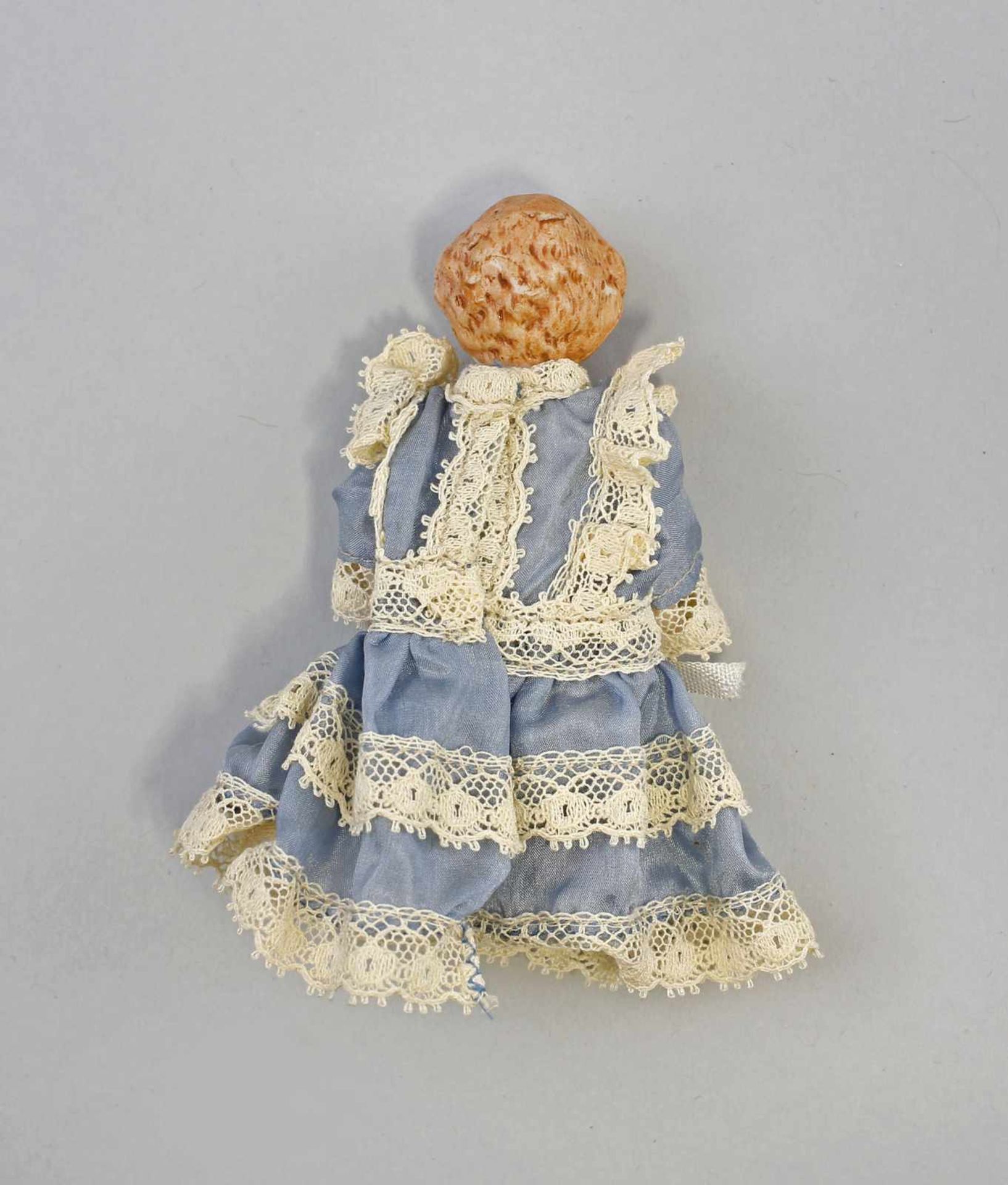 Ganz-Bisk.-Porz.-Puppenstubenpuppe um 1900, mit rötlichem anmod. Haar, rosa getönte Wangen, Arme und - Bild 2 aus 2