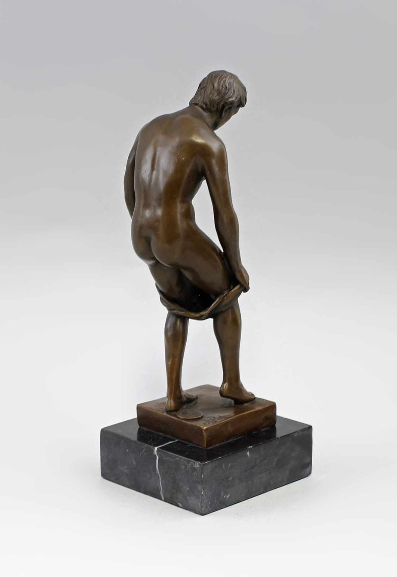 Patoue, J., Bronze Männer-Akt Bronze, brüniert, 21.Jh. Entwurf J.Patoue, signiert, detailgetreue - Bild 4 aus 5