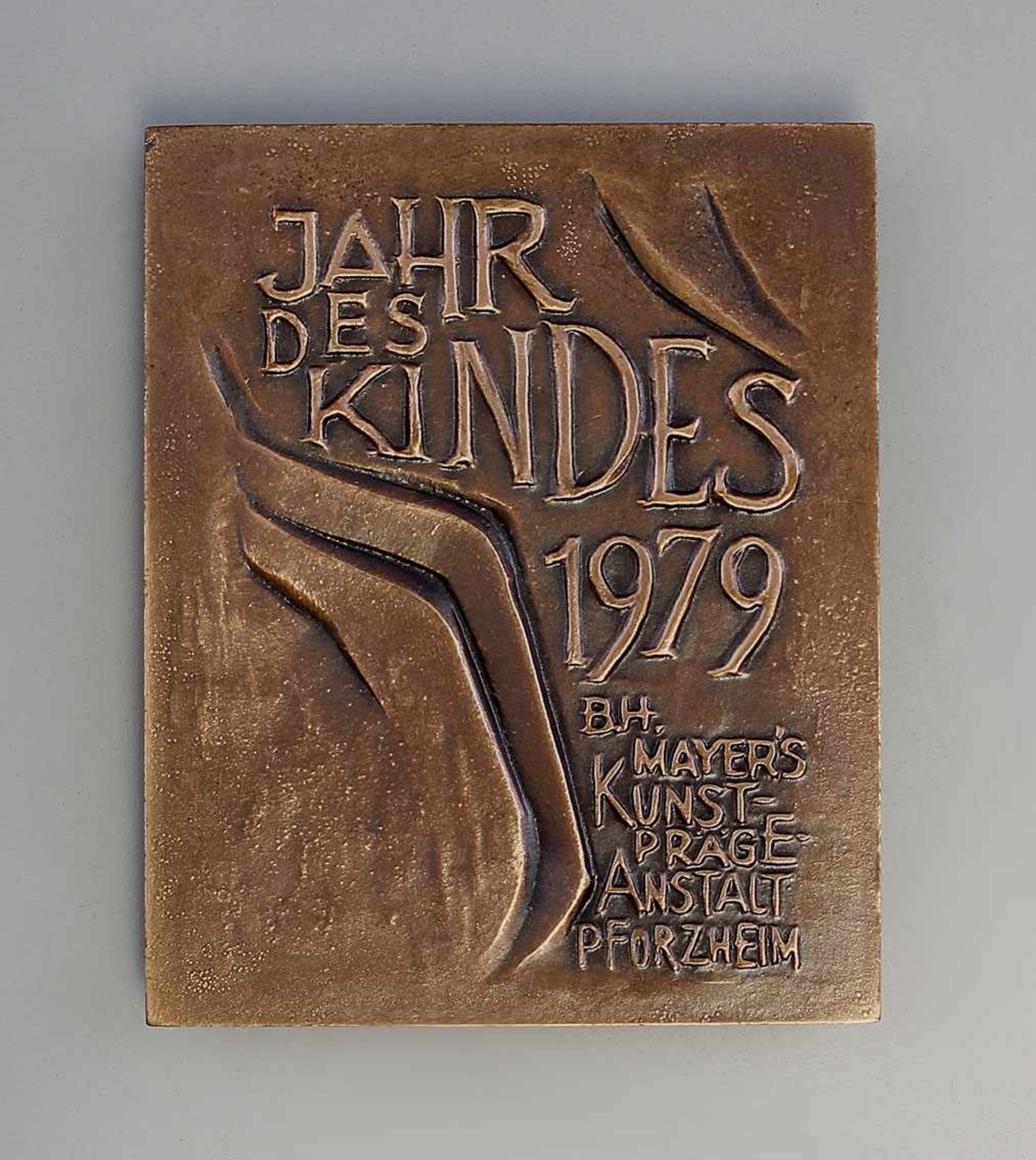 Plakette Jahr des Kindes 1979 : bronziert, Vs Mutter mit Kind, sign. WG, Rs "Jahr des Kindes 1979"