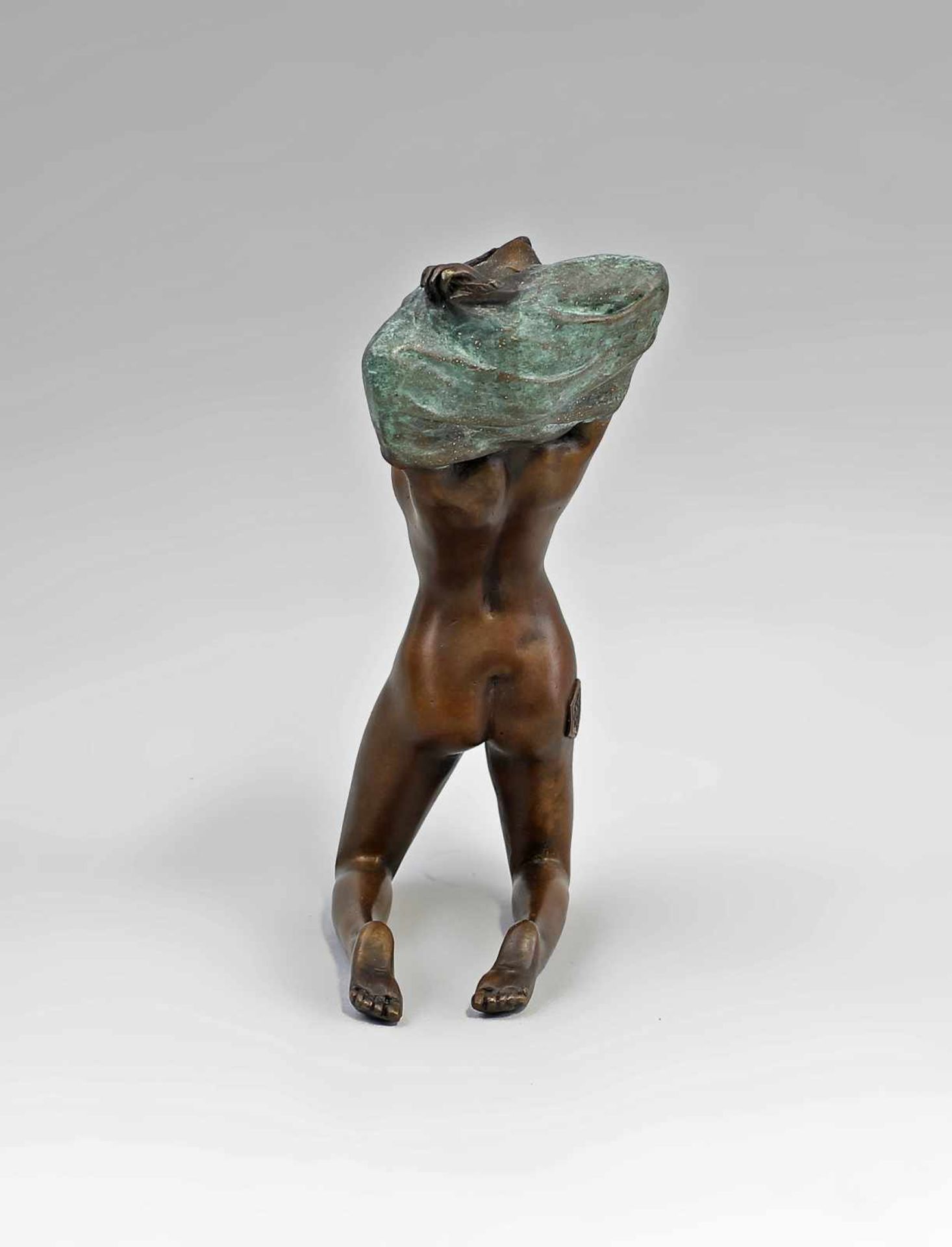 Bronze-Skulptur einer sich entkleidenden Frau 2. H. 20. Jh., Bronze, brüniert und teils grün - Bild 3 aus 4