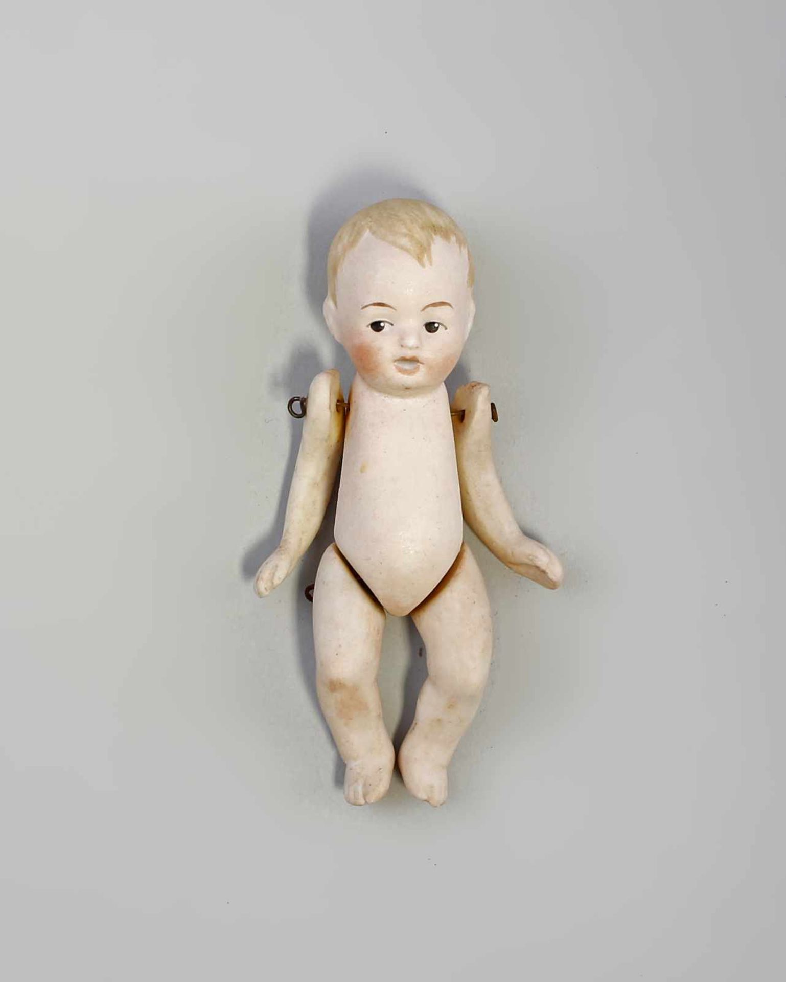 Ganz-Bisk.-Porz.-Puppenstubenpuppen Baby 1 um 1900, anmodell. Haar, rosa getönte Wangen, Arme und - Bild 2 aus 3