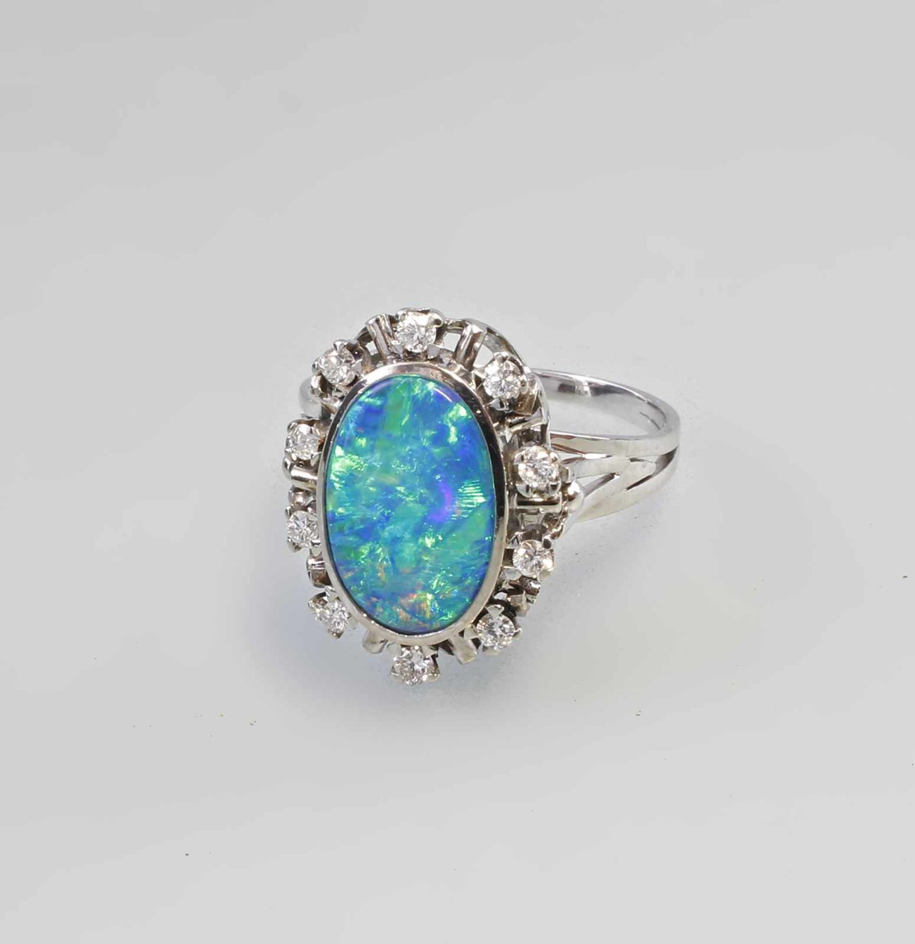 Opal - Brillant - Ring: 750er WG, 5,7 g, in ovalem Ringkopf Schwarzopaltriplette umringt von 10