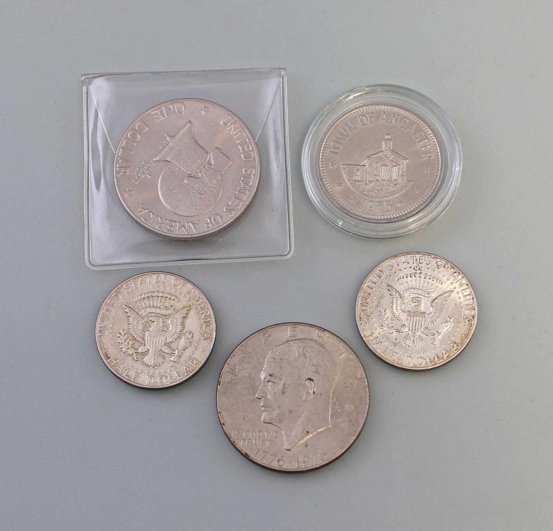 5 Münzen USA dabei 2 x 1 Dollar 1776-1976 ("Eisenhower Dollar"), 2 x Half Dollar 1966 u. 1968 (400er - Image 2 of 2