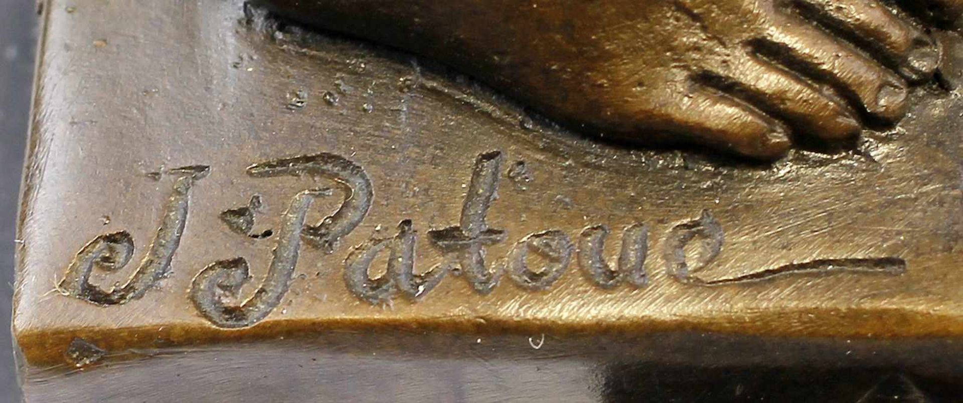 Bronze Küssendes Männerpaar. Bronze, brüniert, 21.Jh., sign. "J. Patoue", detailgetreue Ausformung - Bild 5 aus 5