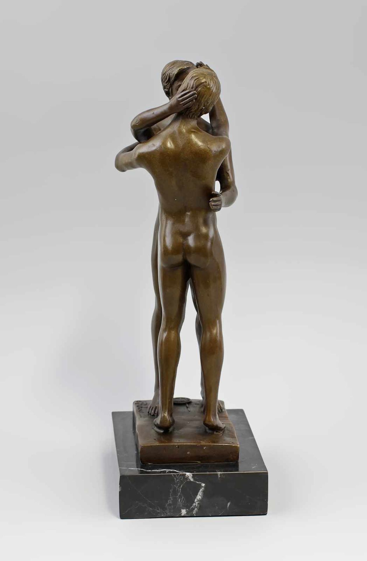 Bronze Küssendes Männerpaar. Bronze, brüniert, 21.Jh., sign. "J. Patoue", detailgetreue Ausformung - Bild 2 aus 5