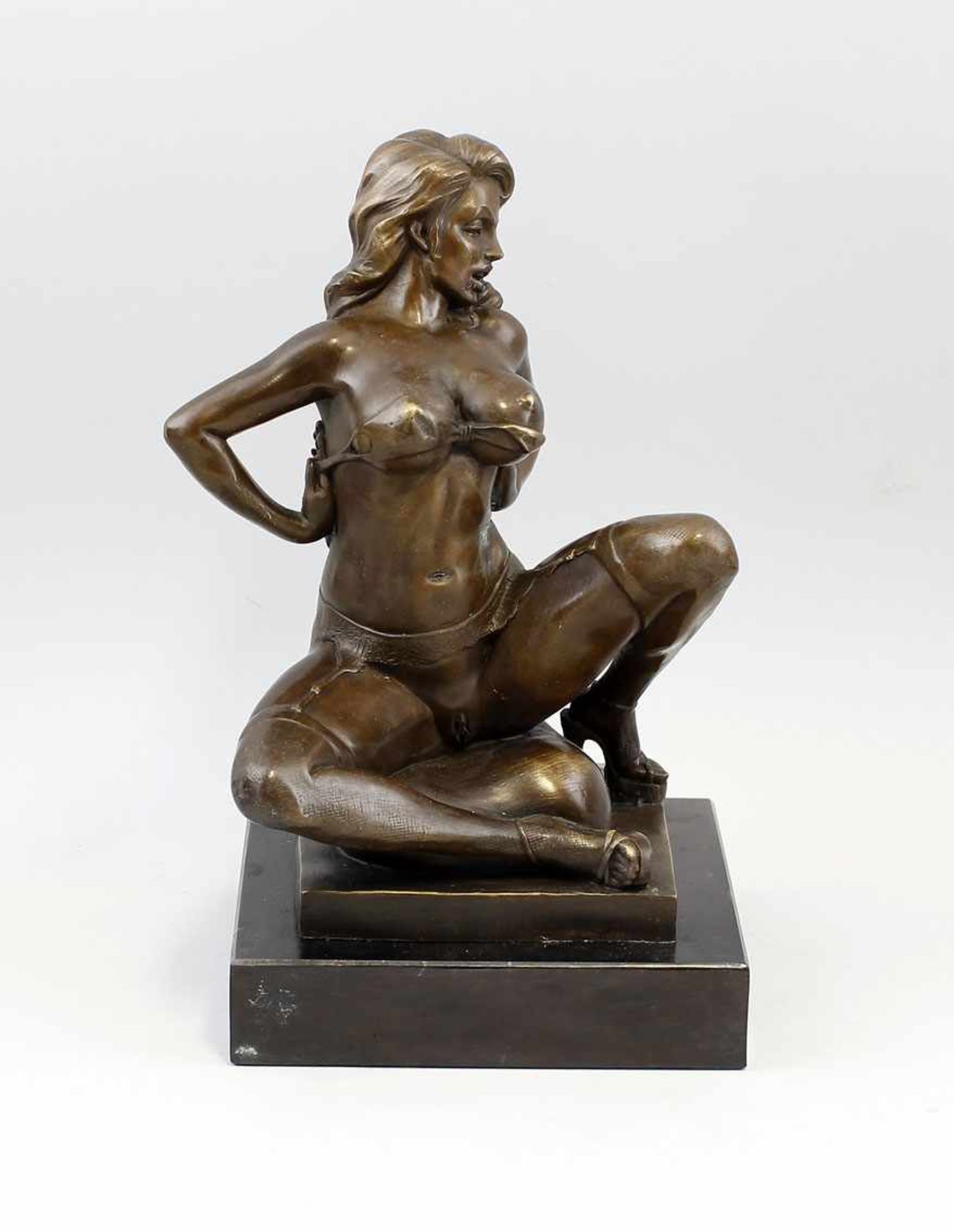 Zach, B., Frauenakt in erotischer Pose . Bronze, signiert "B.Zach", 21.Jh., detailgetreue Ausformung