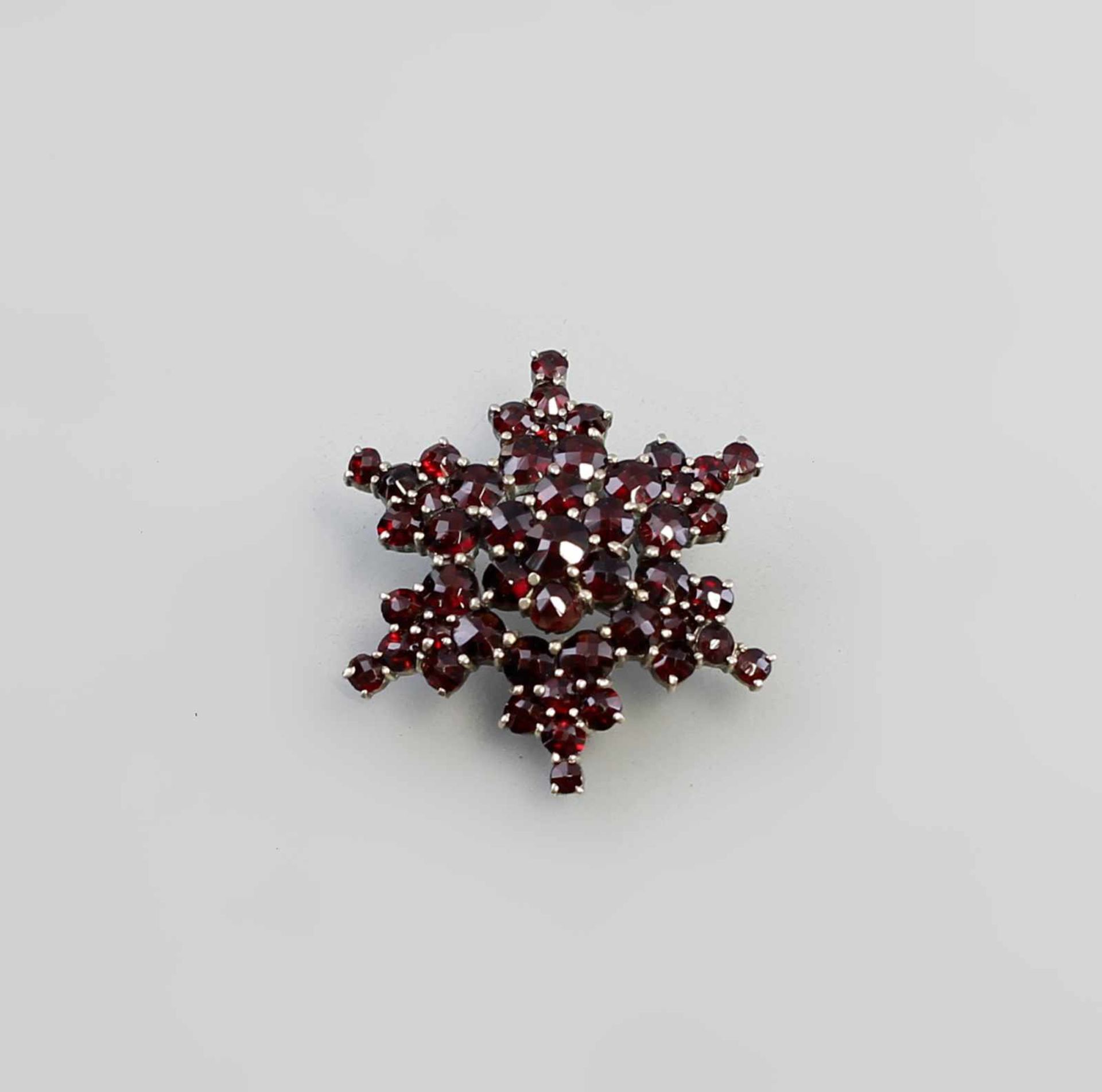 Granat - Brosche Stern: Metall, 4 g, wohl um 1900, sternförmig angeordnete, facettierte Granate, D 3