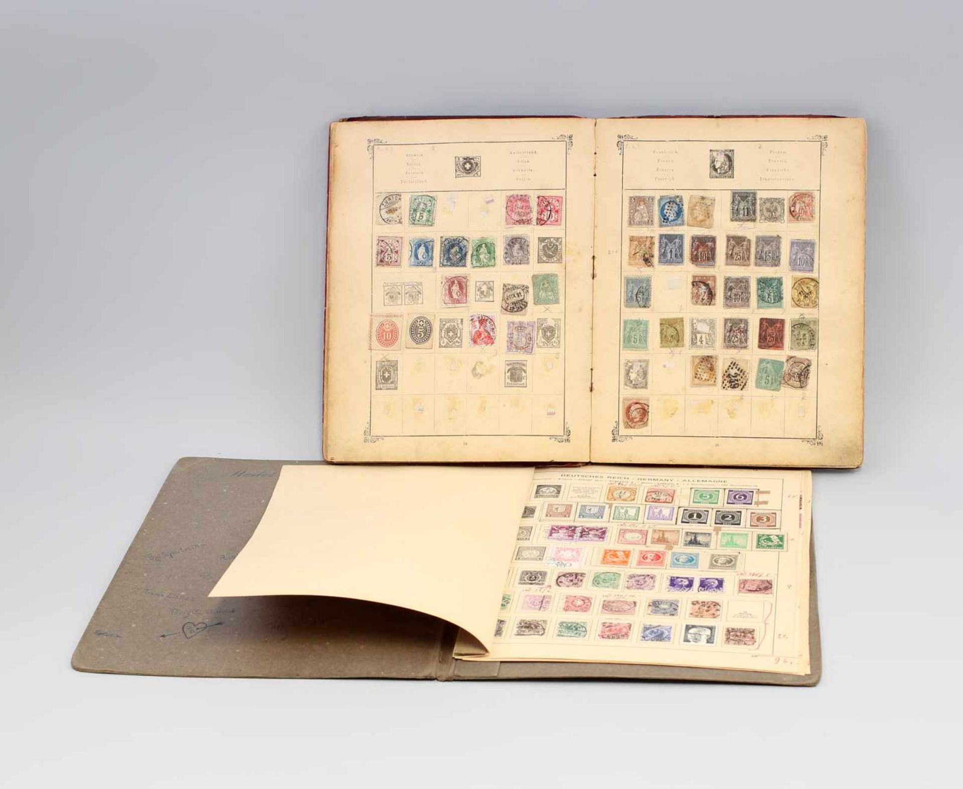 2 Alte Briefmarkenalben aller Welt dabei "Illustrirtes Briefmarken-Album" um 1900, teilweise mit