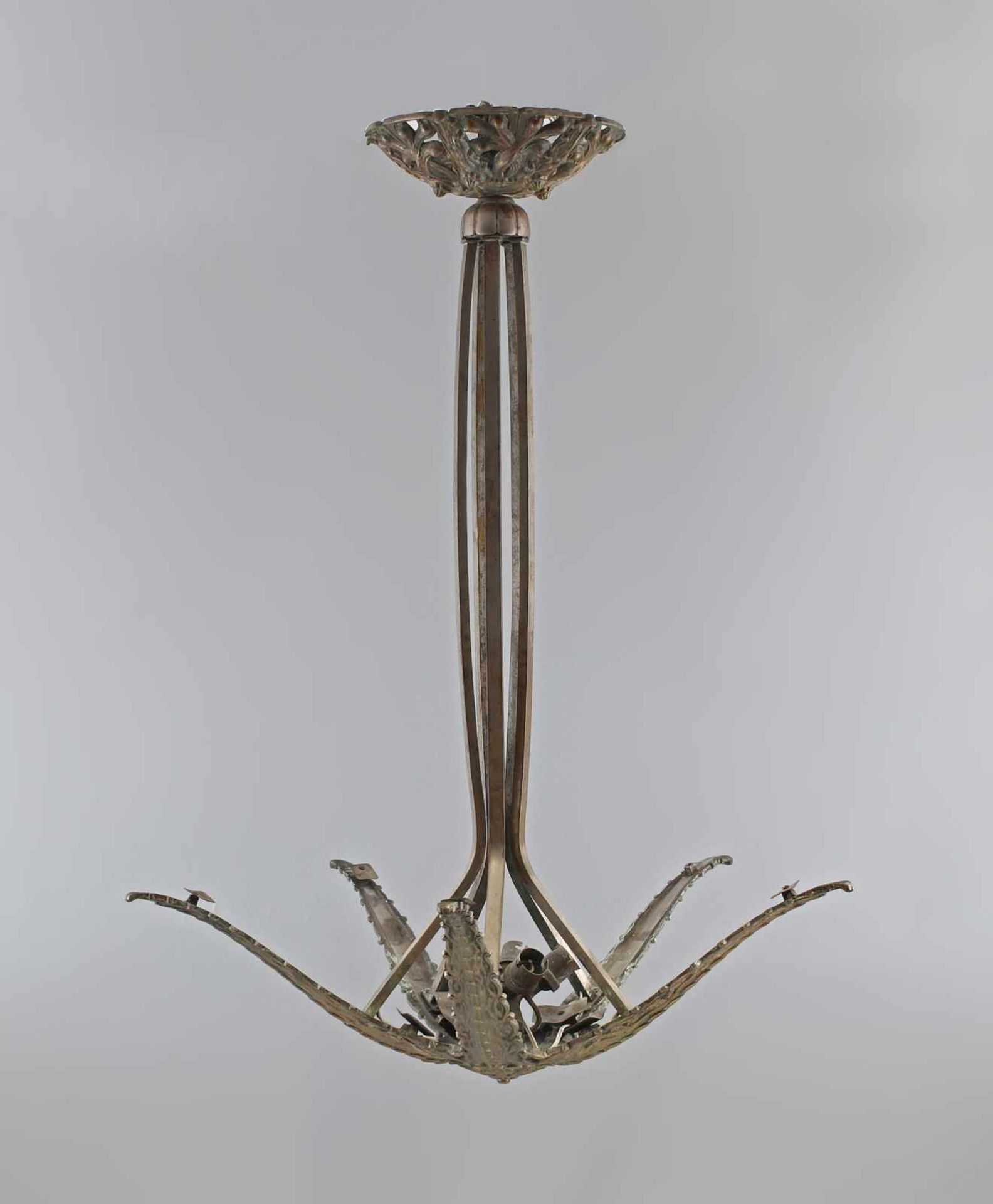 Decken-Lampen Gestell Art Nouveau um 1910, silberfarbenes Metall, relief. verziert, H 75 cm, D 55