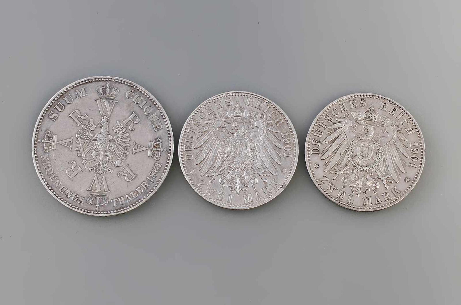 3 Silbermünzen Deutsches Reich 1861/1901 dabei Kroenungsthaler 1861 (900er Silber, 18,5 g) und 2 x 2 - Image 2 of 2