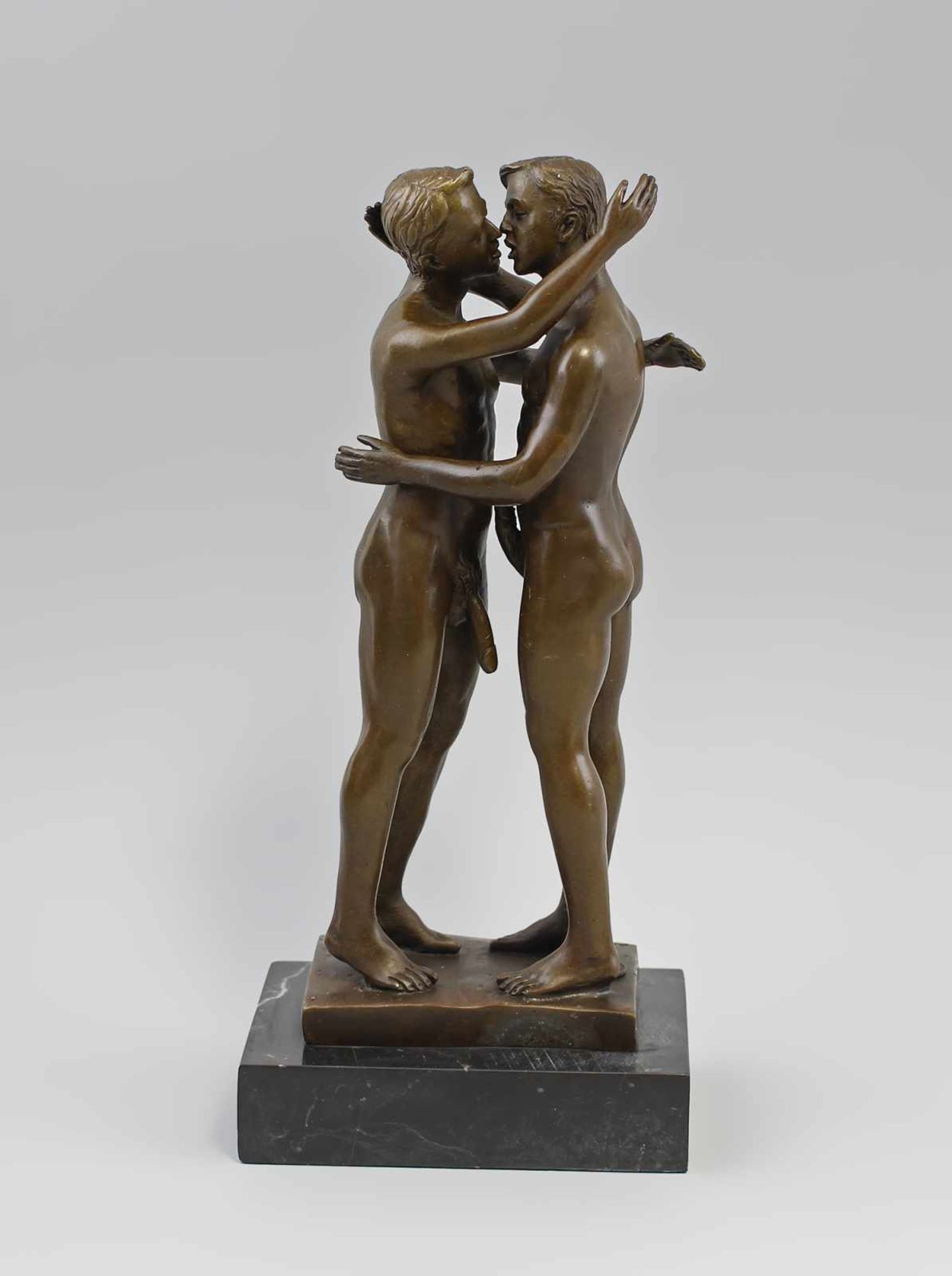 Bronze Küssendes Männerpaar. Bronze, brüniert, 21.Jh., sign. "J. Patoue", detailgetreue Ausformung - Bild 3 aus 5
