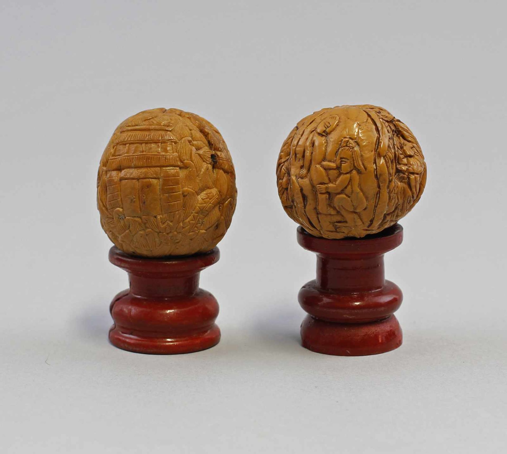 2 beschnitzte Nüsse mit teils erotischer Darstellung: Walnüsse, rundum fein von hand beschnitzt, - Bild 2 aus 3
