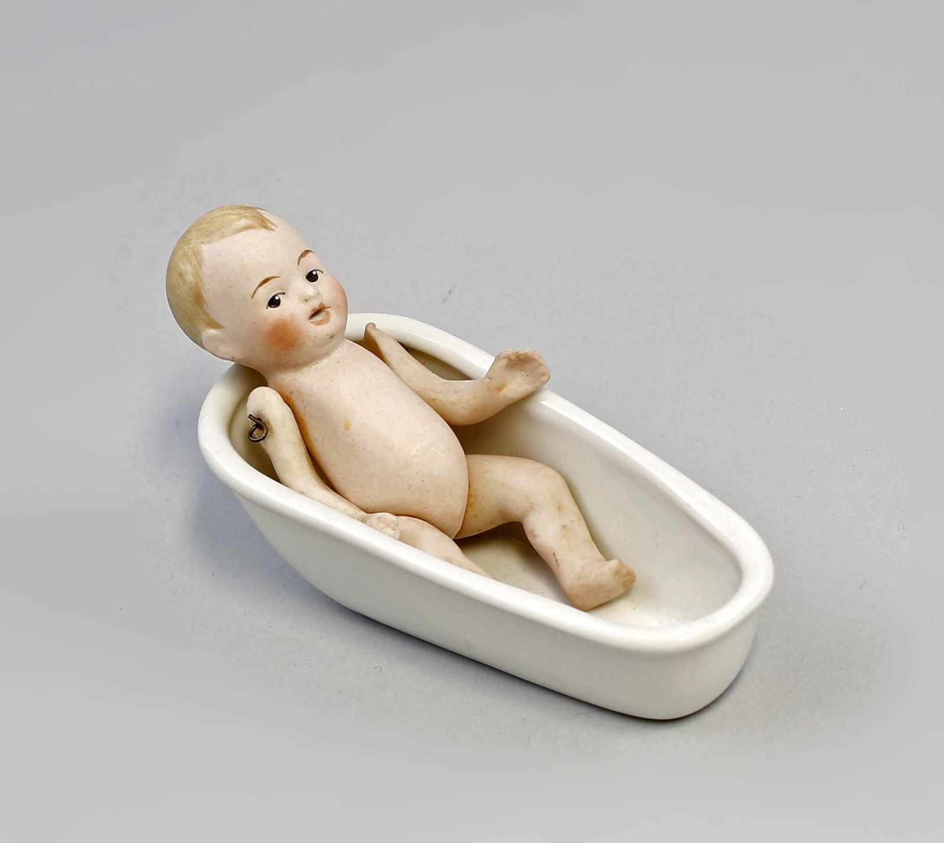 Ganz-Bisk.-Porz.-Puppenstubenpuppen Baby 1 um 1900, anmodell. Haar, rosa getönte Wangen, Arme und