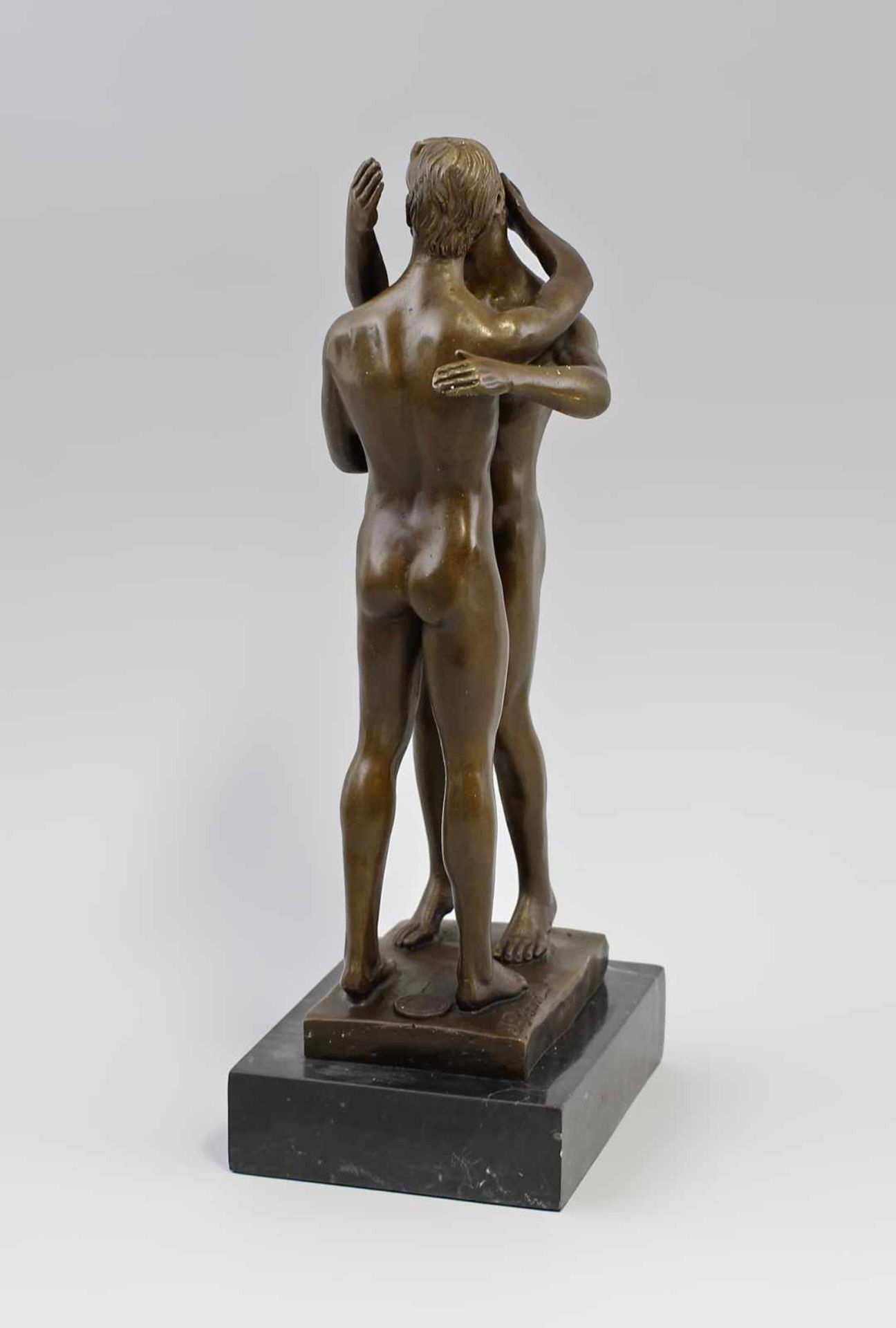 Bronze Küssendes Männerpaar. Bronze, brüniert, 21.Jh., sign. "J. Patoue", detailgetreue Ausformung - Bild 4 aus 5