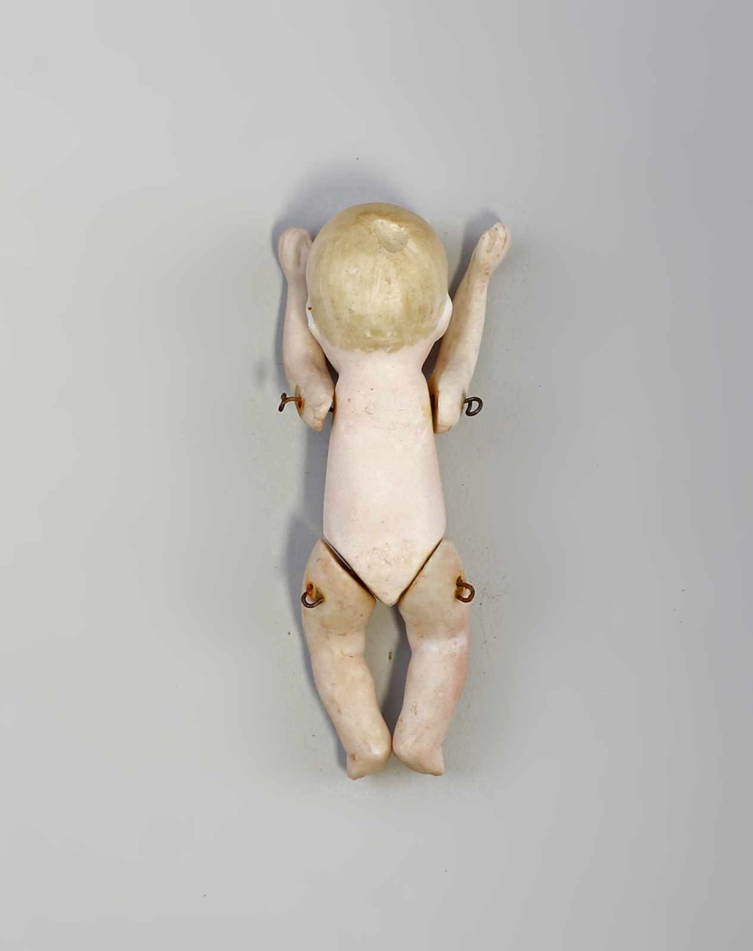 Ganz-Bisk.-Porz.-Puppenstubenpuppen Baby 1 um 1900, anmodell. Haar, rosa getönte Wangen, Arme und - Image 3 of 3