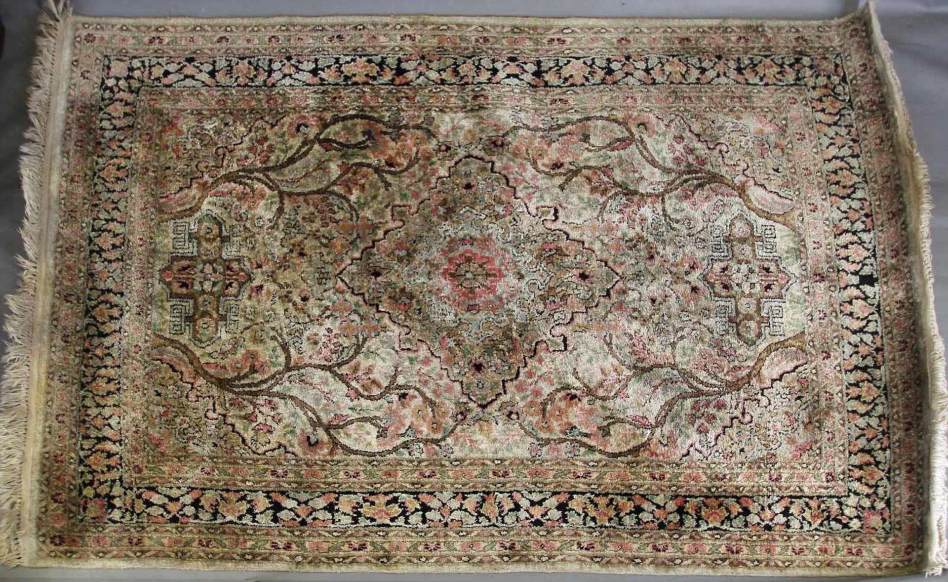 Orient-Teppich handgeknüpft, Seide, 166 x 121 cm, Alters- und Gebrauchsspuren