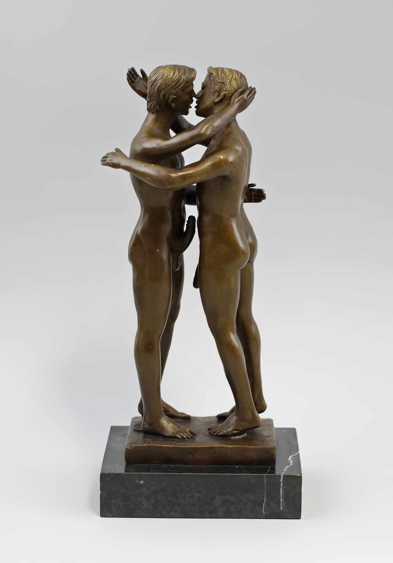 Bronze Küssendes Männerpaar. Bronze, brüniert, 21.Jh., sign. "J. Patoue", detailgetreue Ausformung