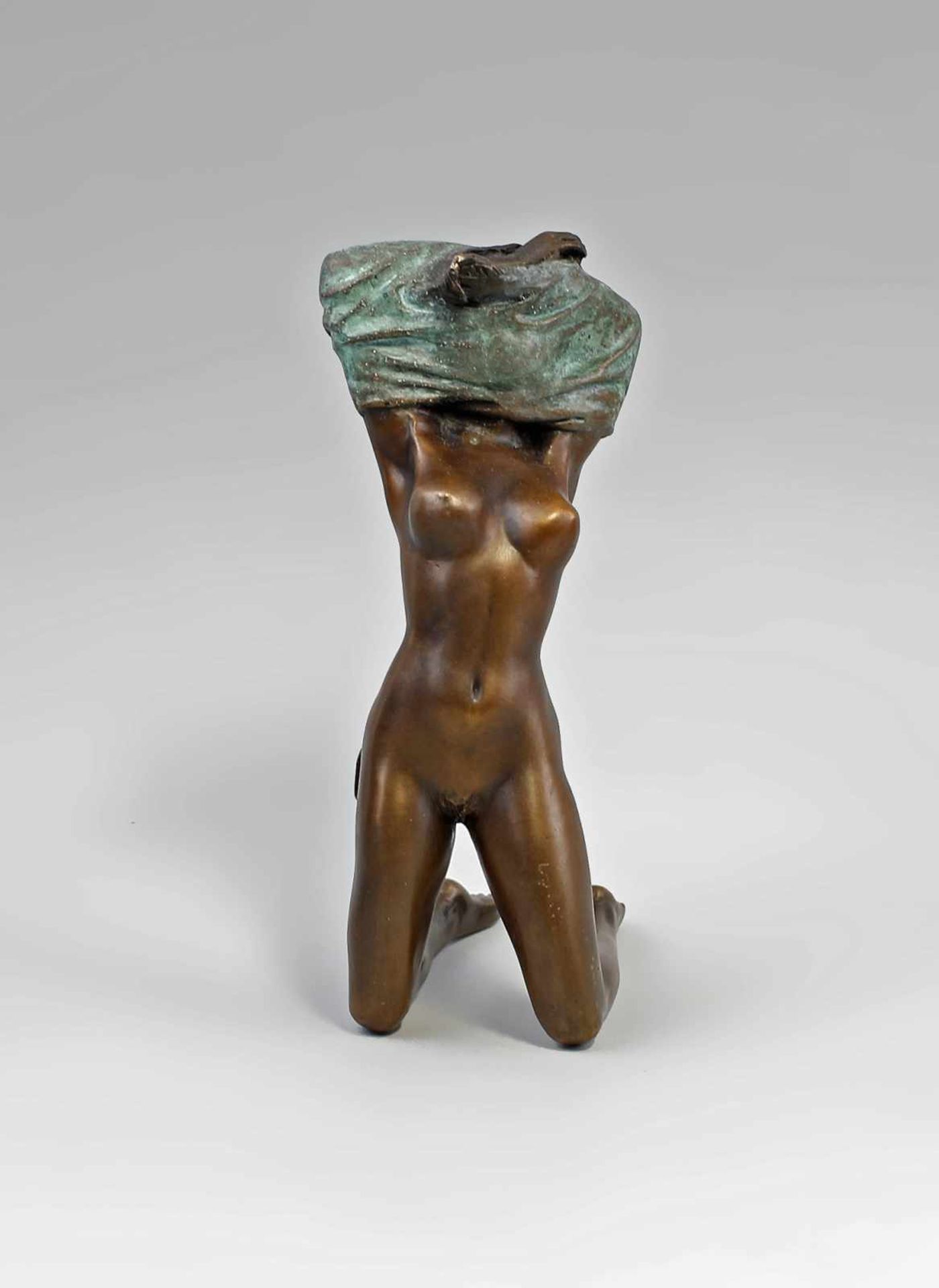 Bronze-Skulptur einer sich entkleidenden Frau 2. H. 20. Jh., Bronze, brüniert und teils grün