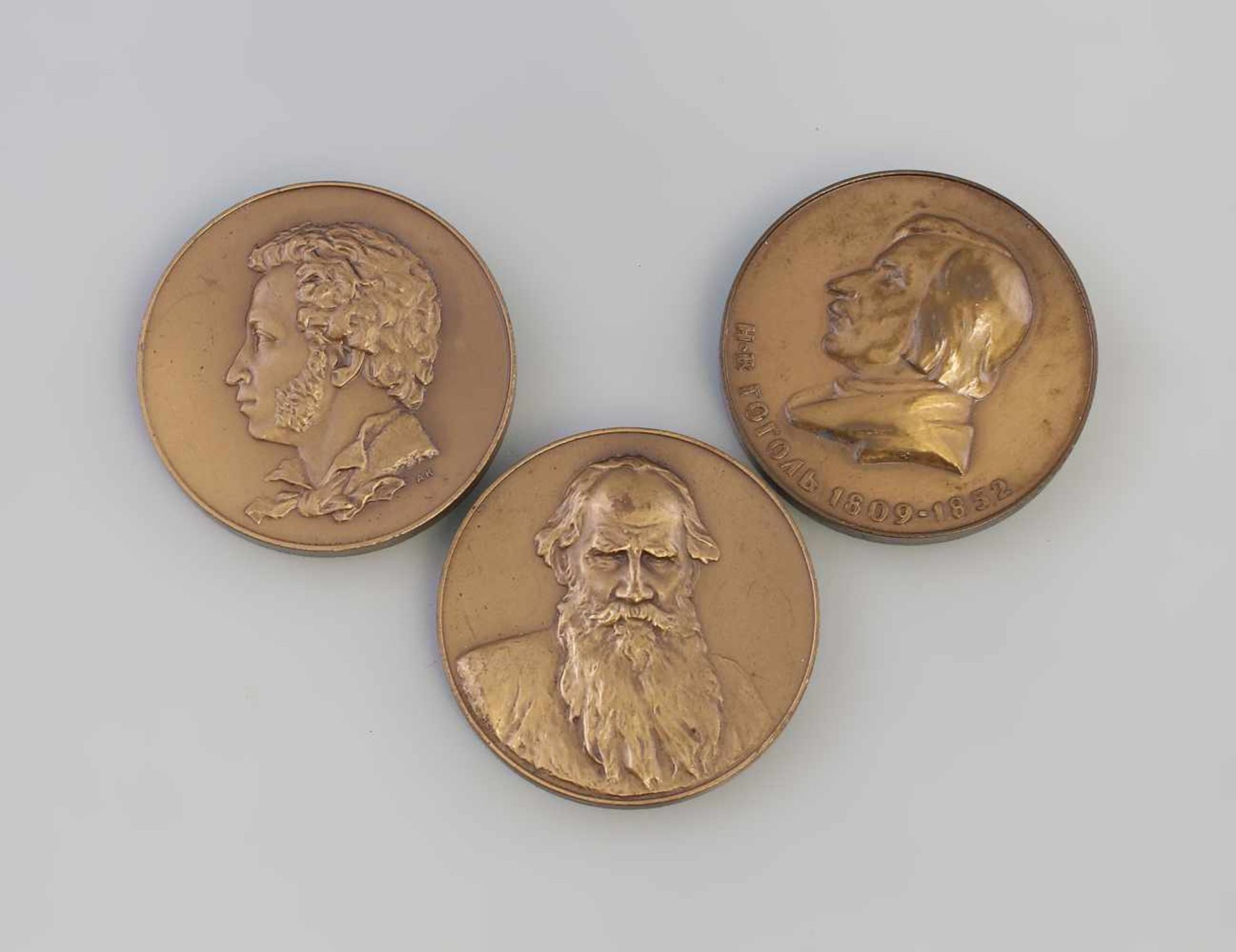 3 Kleine Bronze-Medaillen russische Dichter u. Denker Bronze, dabei Puschkin (1799-1837), Tolstoi (