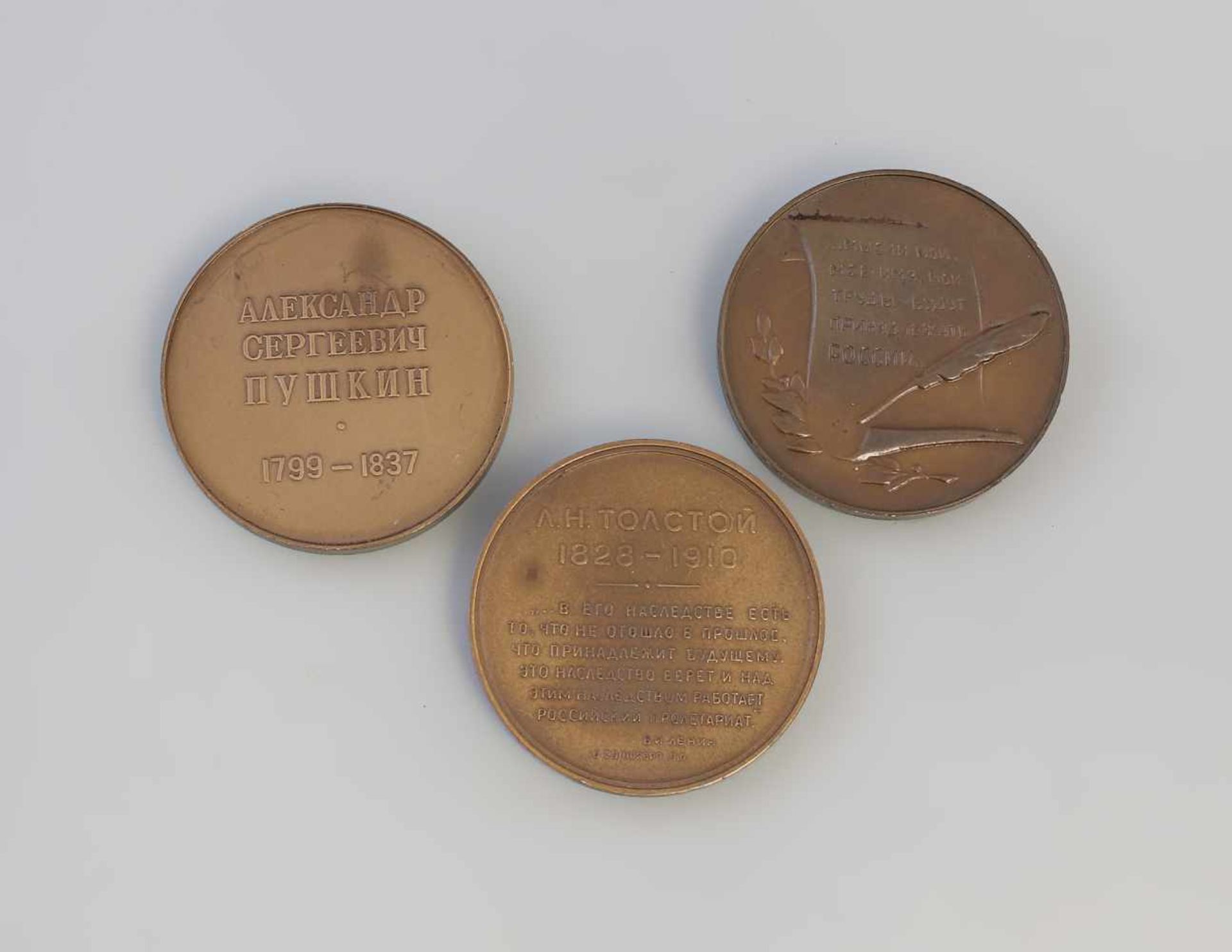 3 Kleine Bronze-Medaillen russische Dichter u. Denker Bronze, dabei Puschkin (1799-1837), Tolstoi ( - Bild 2 aus 2