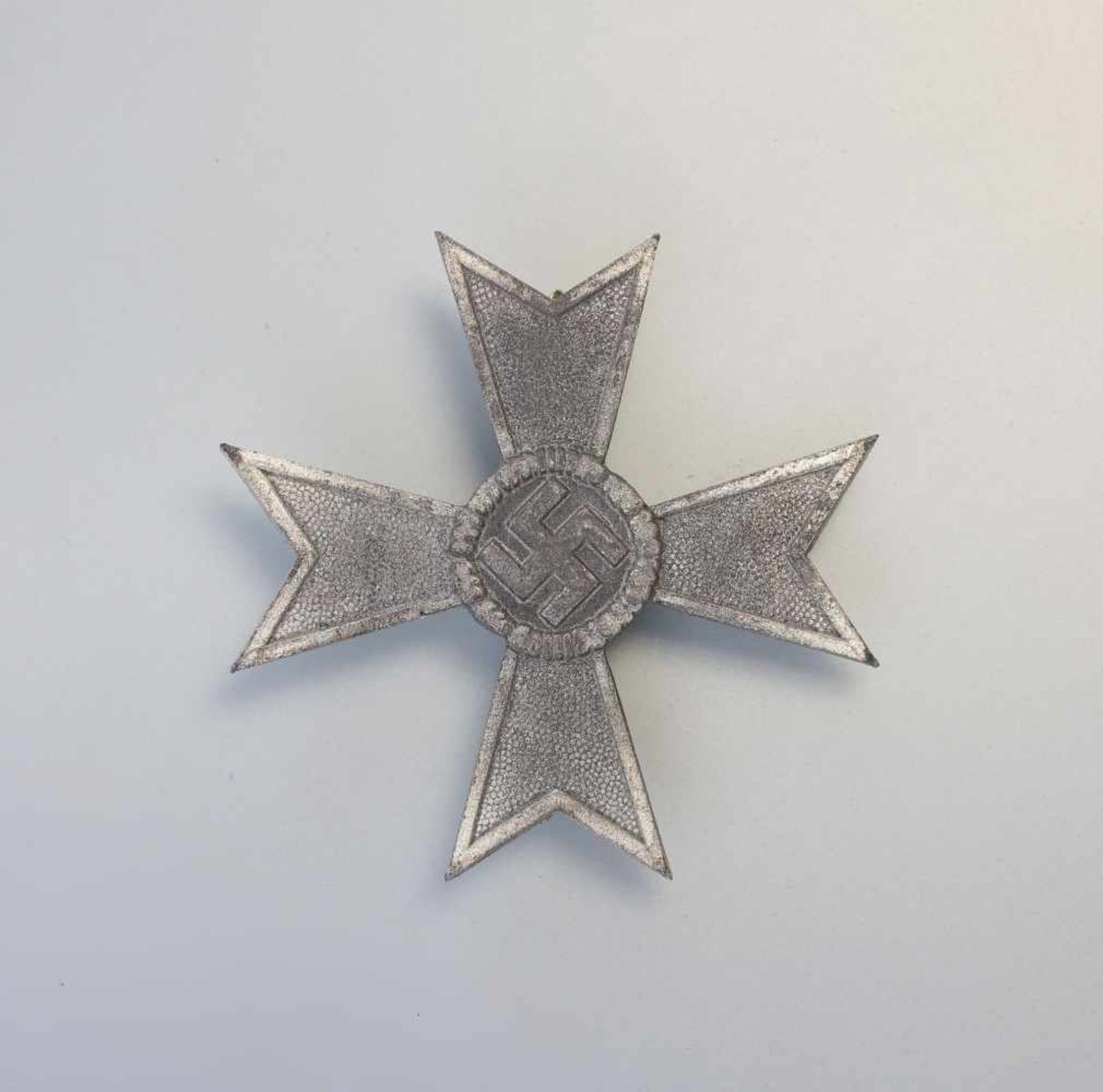 Kriegsverdienstkreuz 1. Klasse 3. Reich, Zink, unleserlicher Hersteller auf Nadel, 49 x 49 mm, 15,
