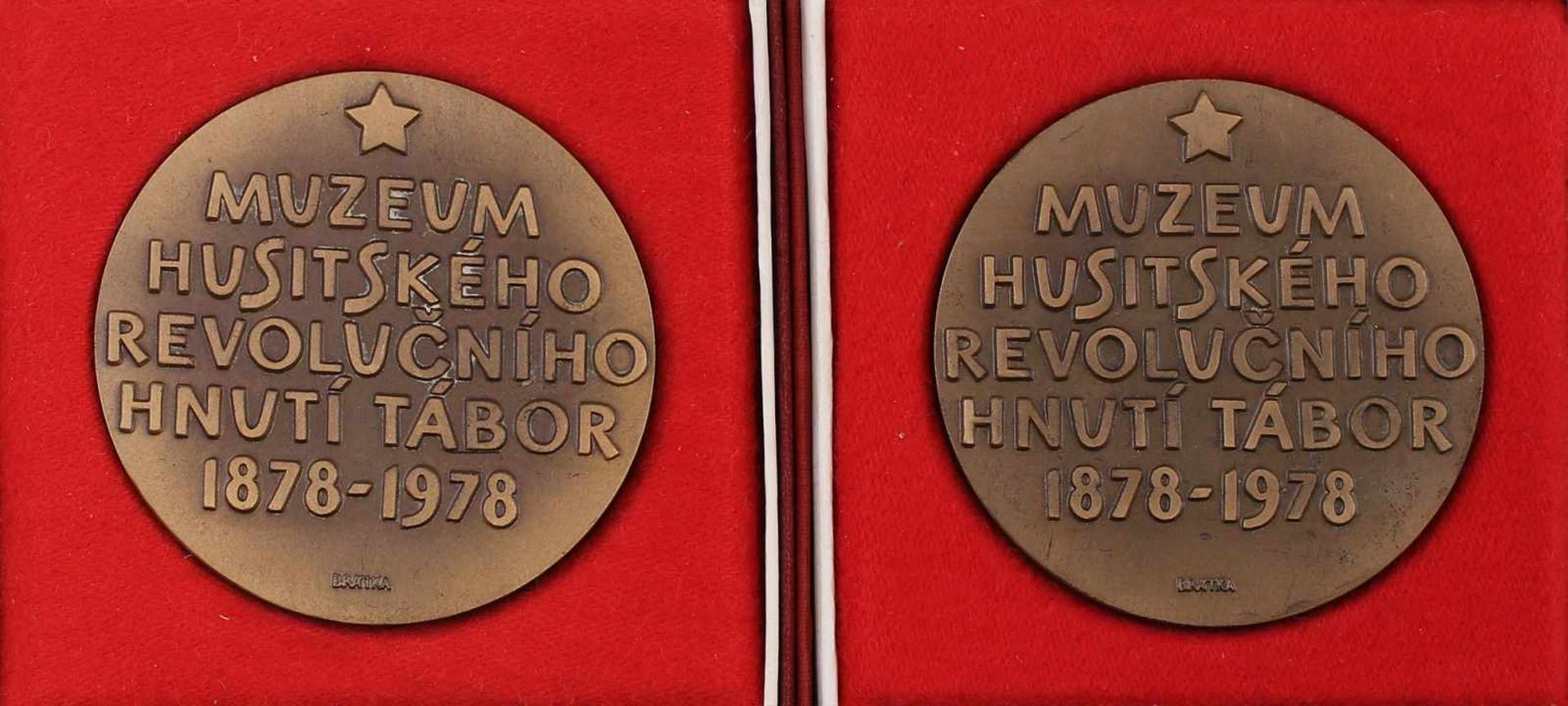 2 Bronze-Medaillen Husitské muzeum 1878-1978 im Etui Bratka, Tschechien "Muzeum Husitského - Image 2 of 2