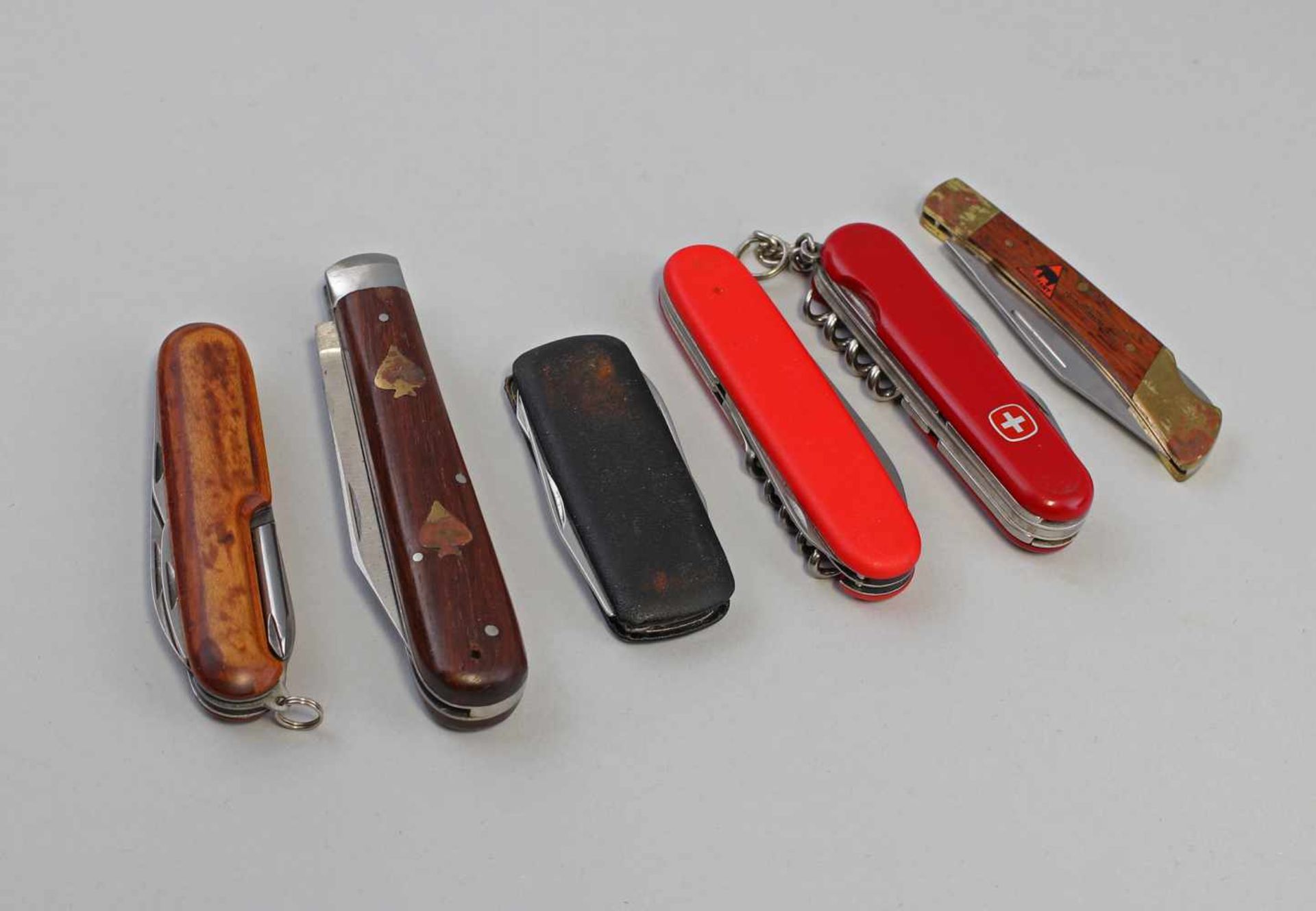 6 Taschenmesser dabei u.a. Stihl, schweizer Taschenmesser Wenger, Alters- und Gebrauchsspuren