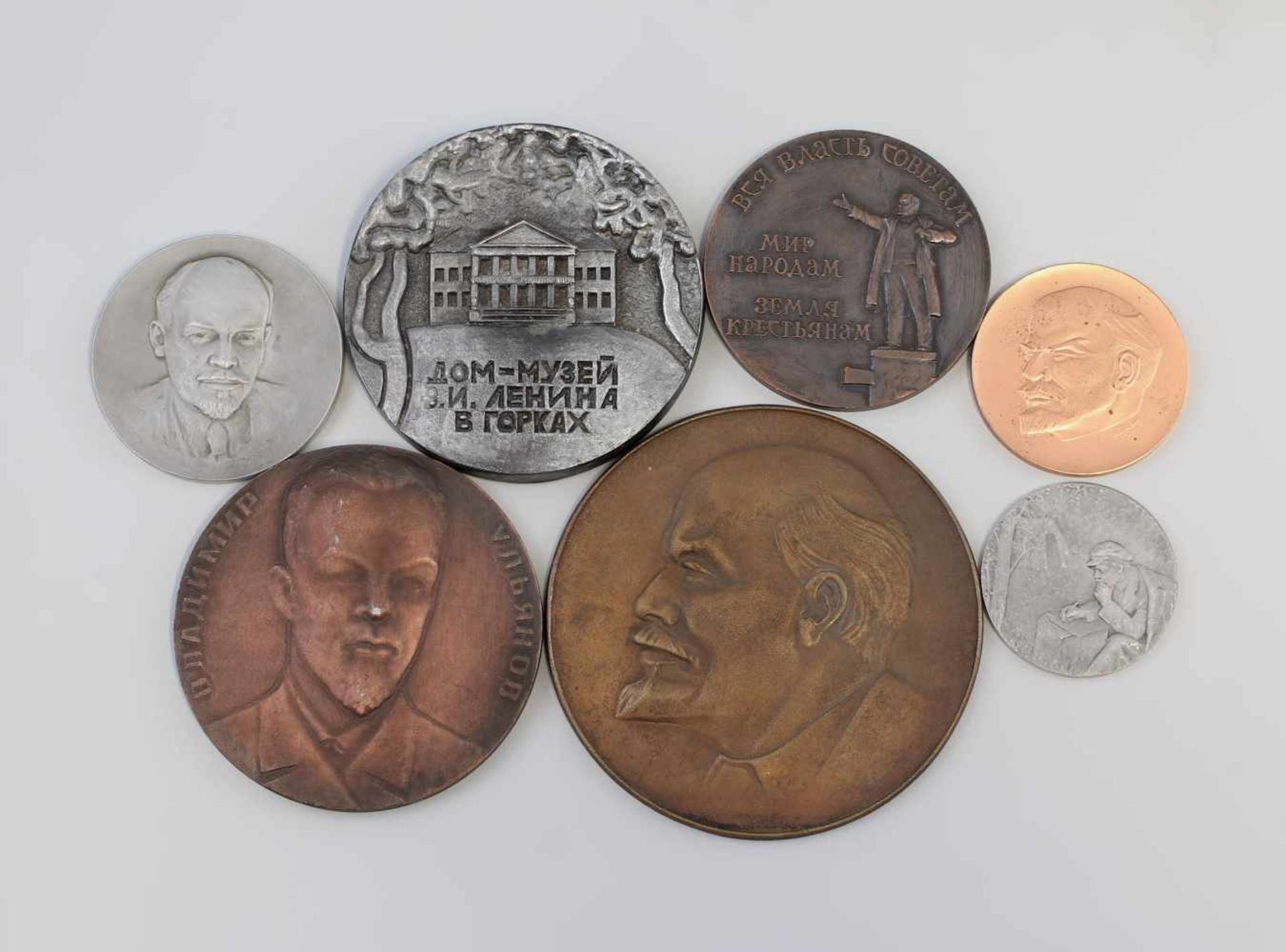 Konvolut Medaillen Lenin 7 Stück, verschiedene Materialien und Motive, von D 55 bis 120 mm