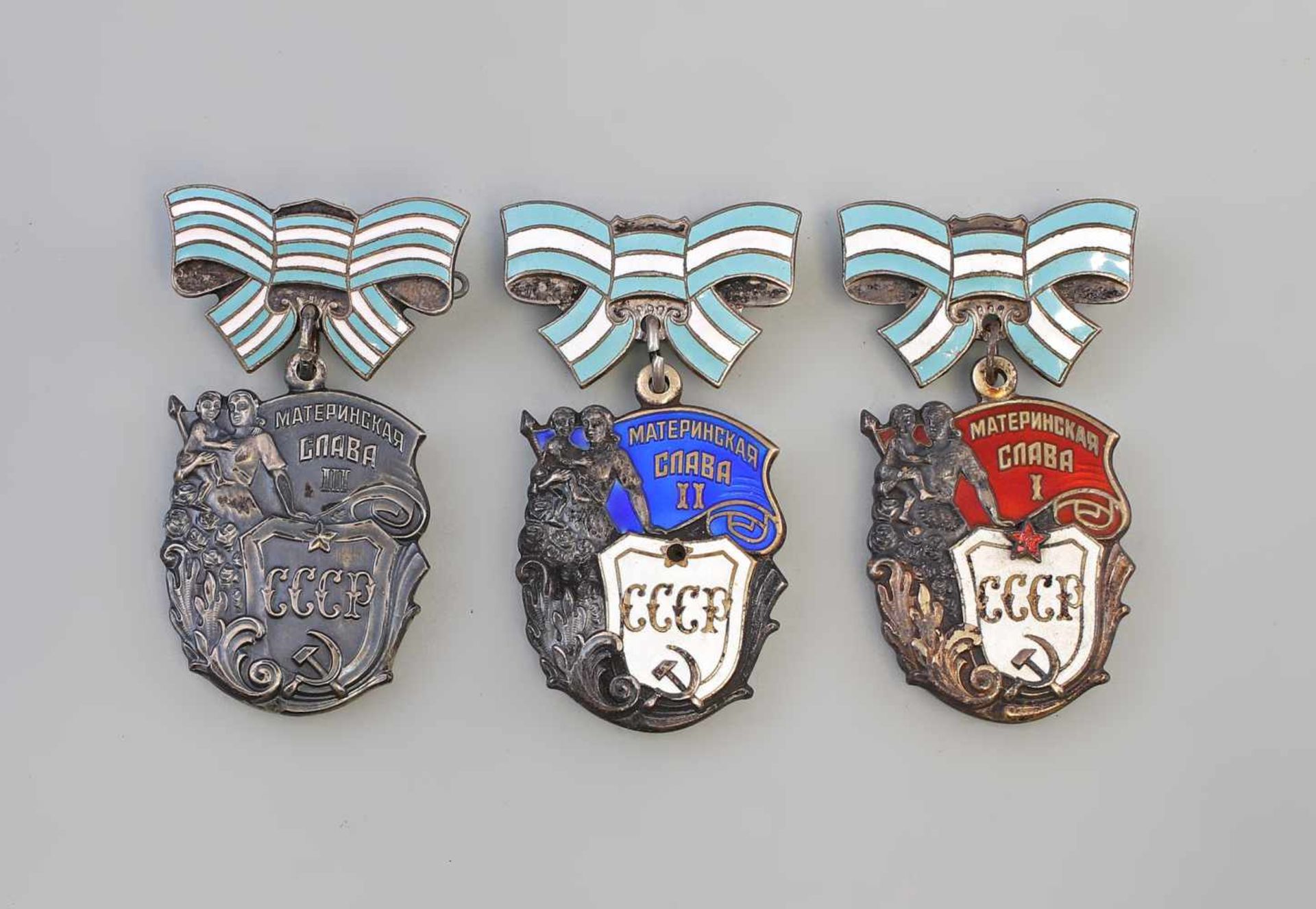 3 Orden des Mutterruhmes Sowjetunion Russland Hersteller Monetni Dvor, I, II und III Klasse, jew.