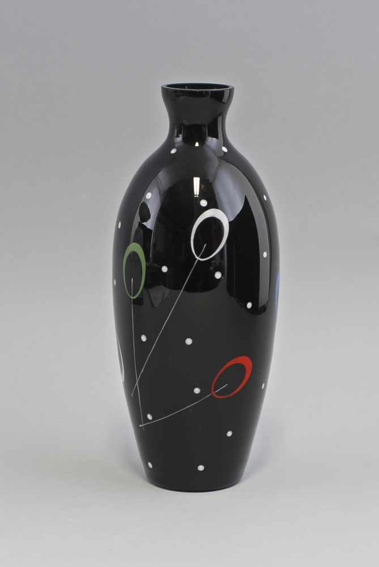 Vase 50er Jahre:. schwarzes Glas, bunt bemalt mit geometrischem Dekor, winzige Chips an der Mündung,