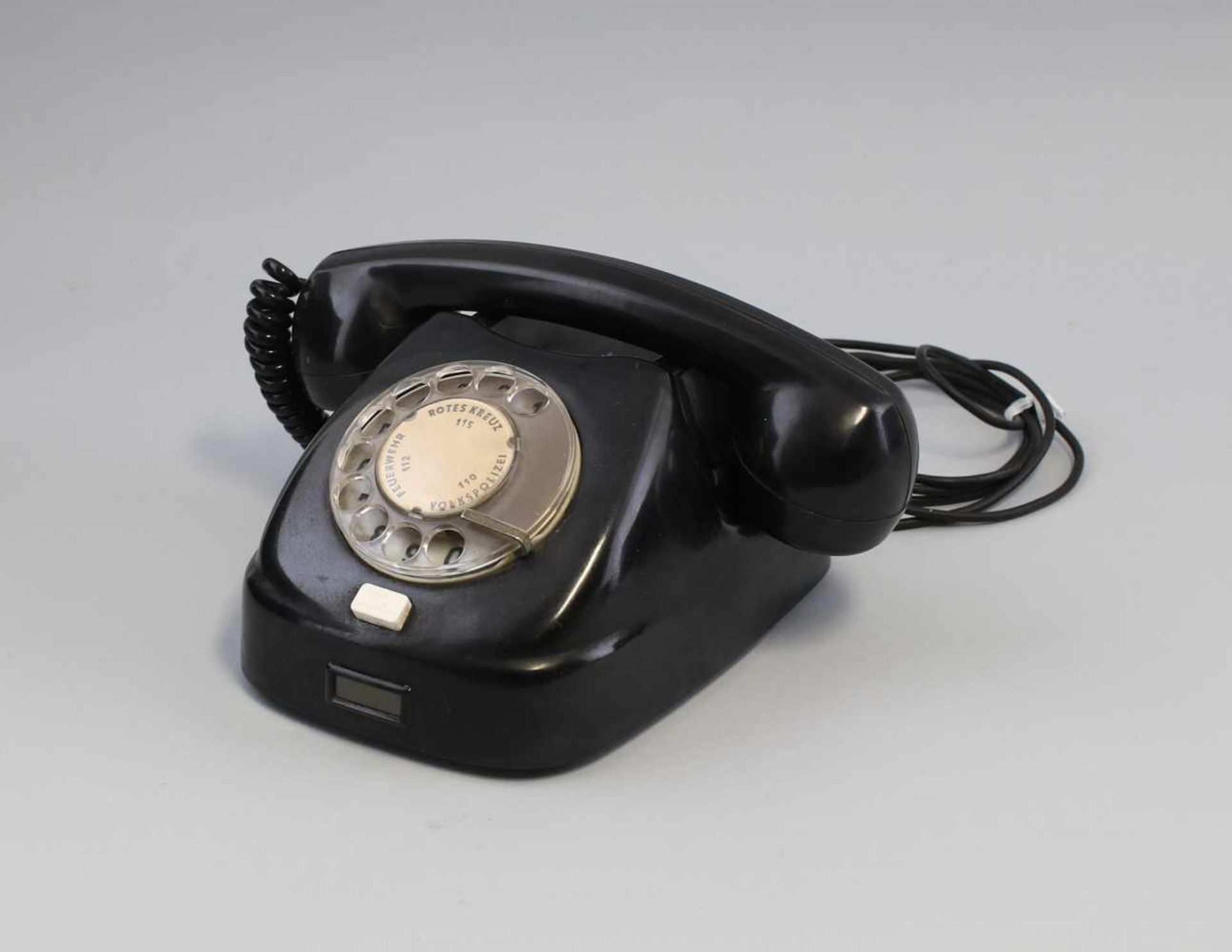 Telefon Tesla 1967 1967, Tesla TA-??, schwarzes Bakelitgehäuse, Wählscheibe. Funktion nicht geprüft,