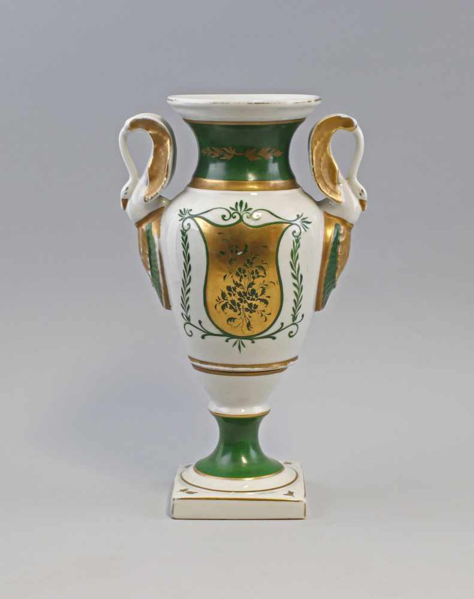 Amphorenvase Schwanenhenkel ungemarkt, wohl 19.Jh., amphorenförmige Vase auf quadratischem Fuß,