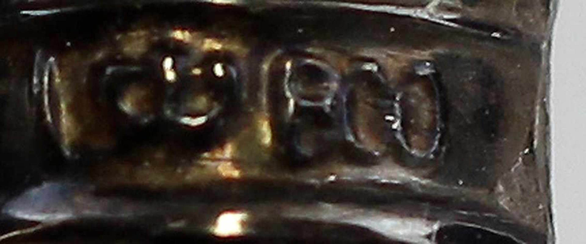 Silberne Vorlegegabel. Griff 800er Silber gepunzt mit Halbmond/Krone, reliefiert verziert, - Bild 2 aus 2