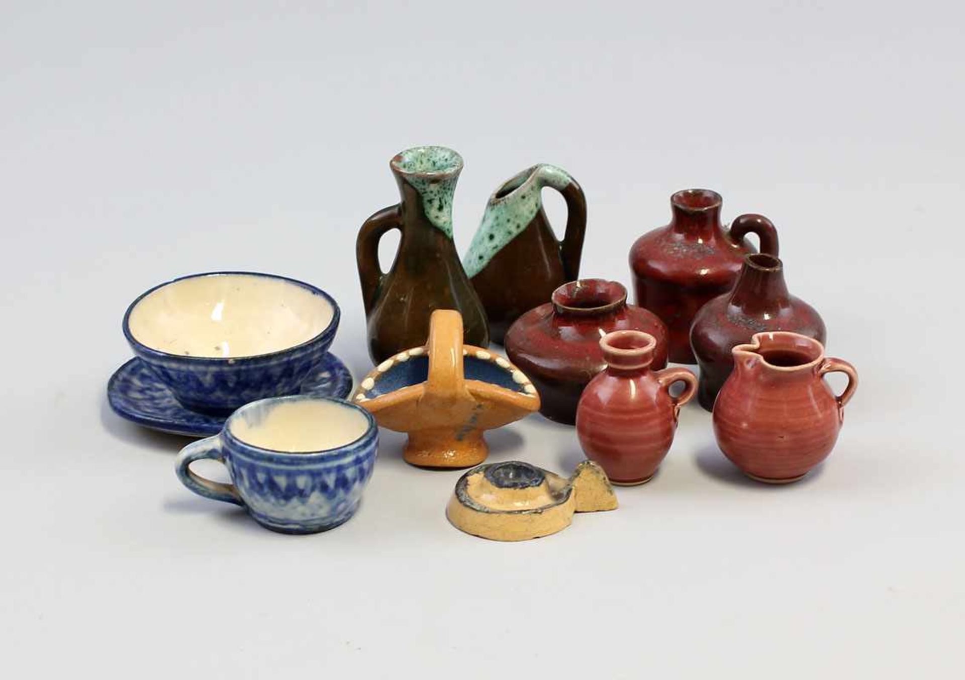 Keramik - Gefäße Puppenhaus.. alt, 12-teilig, verschiedene filigran geformte Krüge, Kannen,