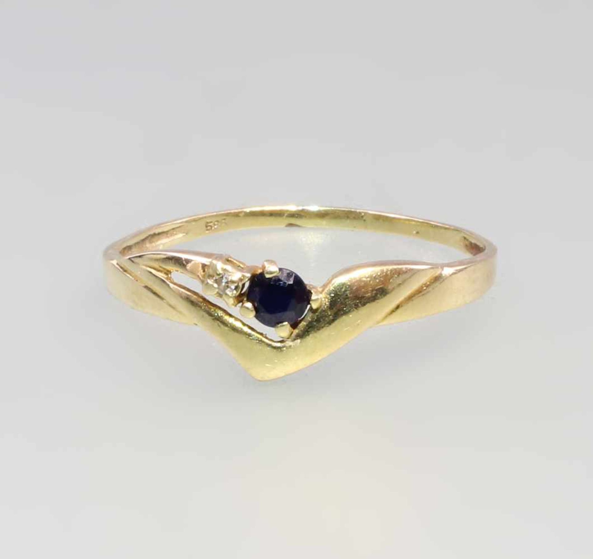 Saphir-Diamant-Ring 585er, GG, 1,09 g, im geometrisch gestaltetem Ringkopf krappengefasster Saphir