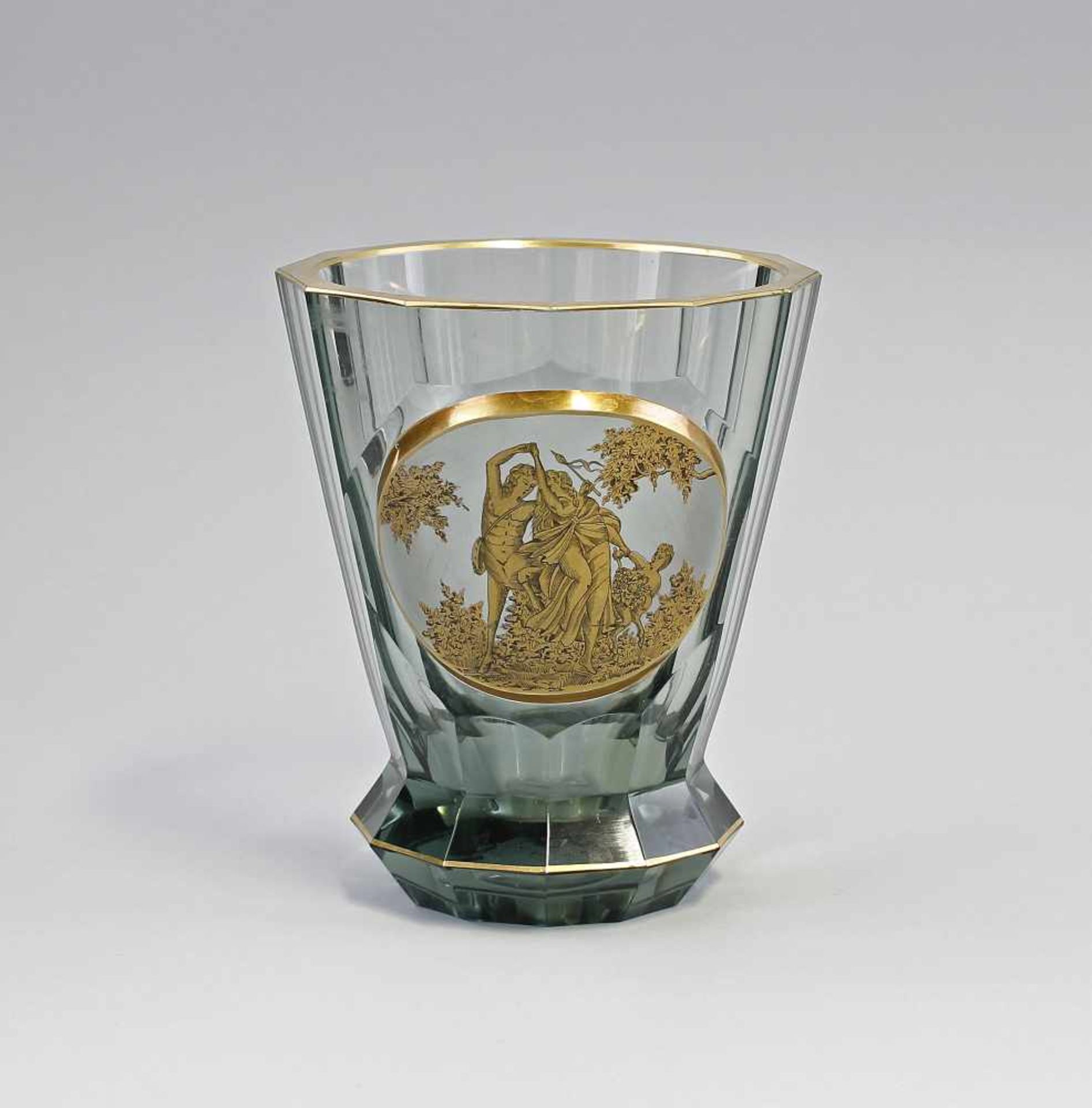 Rauchglasvase mit mytologischer Darstellung Böhmen, Anfang 20. Jh., Vase aus rauchfarbenem,