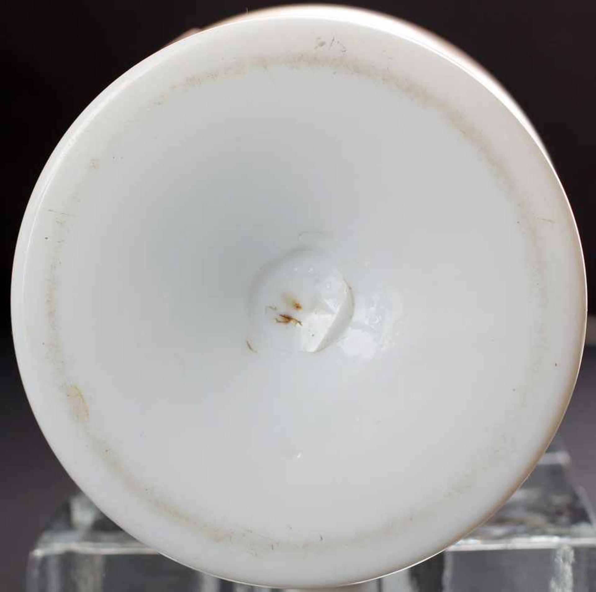 Opalinglas-Vase Spätbiedermeier . 2. Hälfte 19. weißes, opakes Glas, beigefarben überfangen, - Bild 2 aus 2