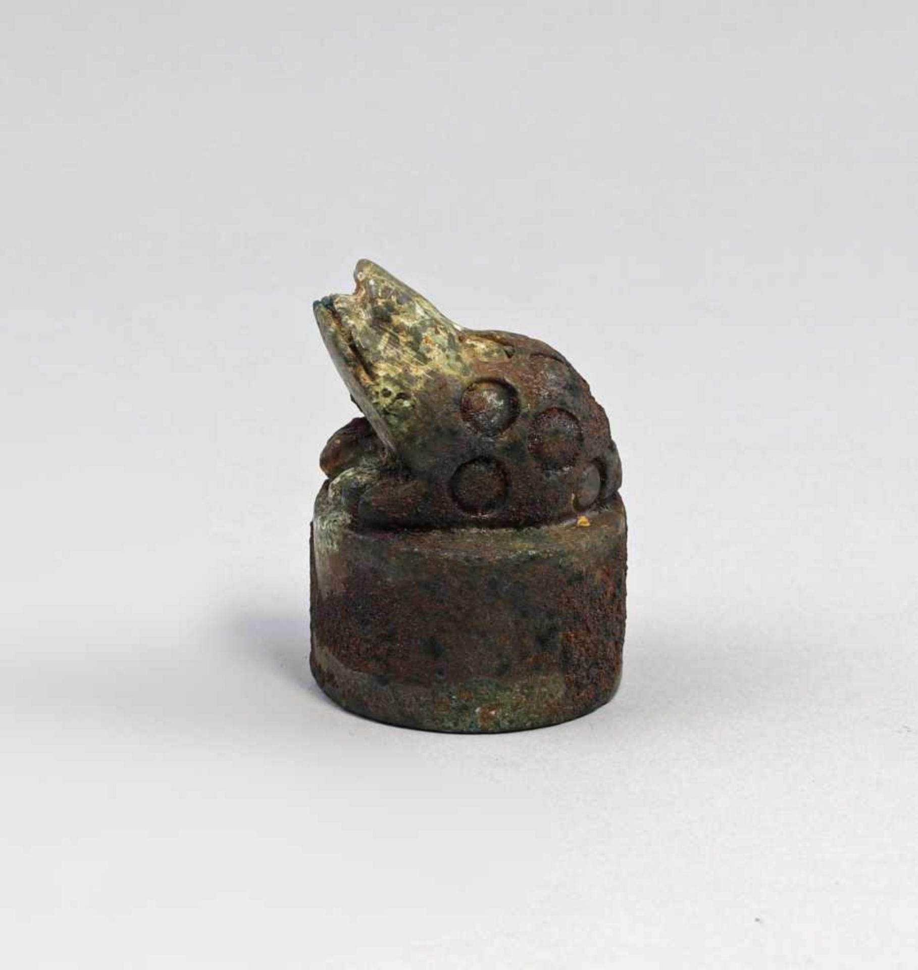 Chinesisches Siegel alt, China, Jade/Bronze, mit dunkler Patina, kunstvoll ausgeformter sitzender